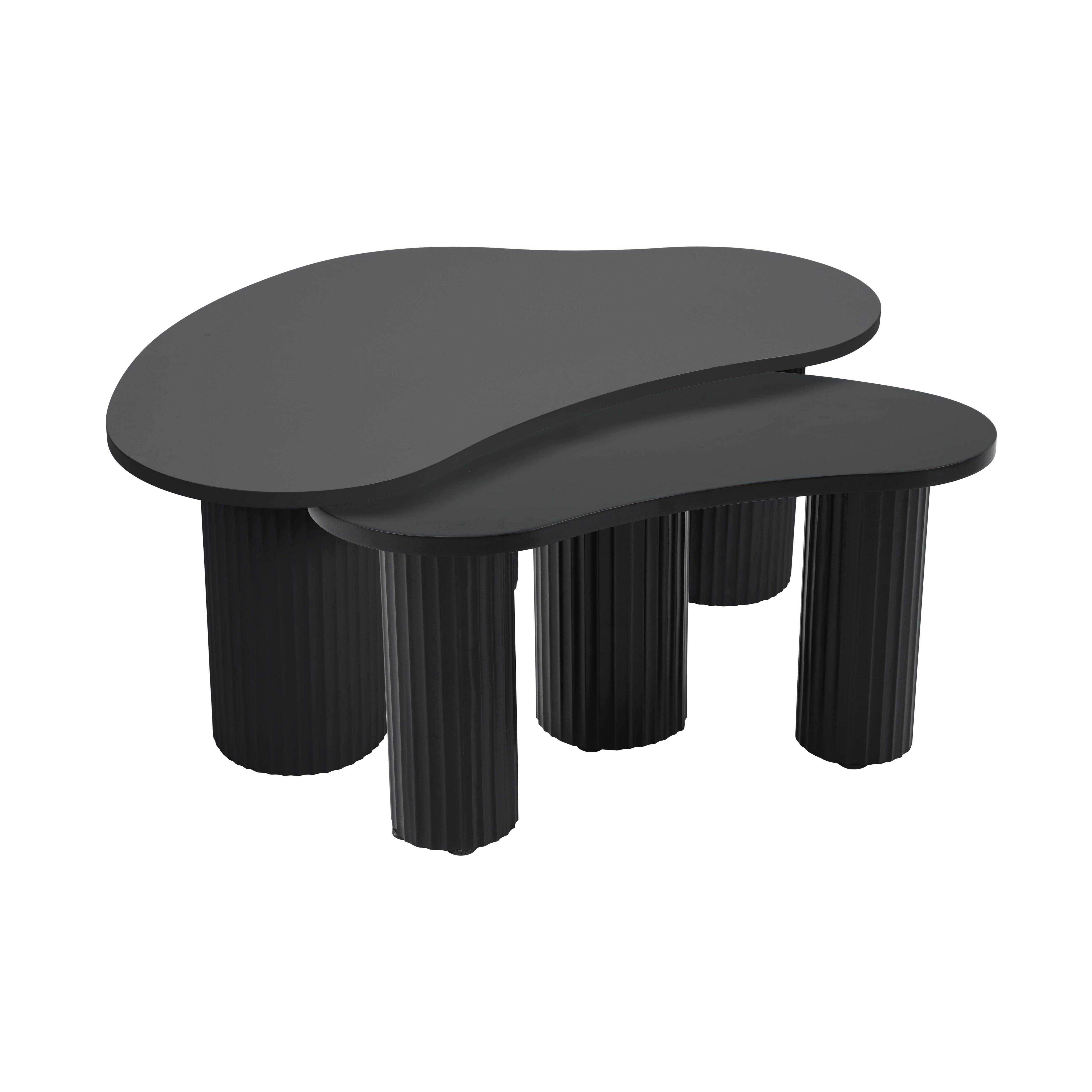Zwei schwarze Couchtische mit abgerundeten Kanten und geriffelten zylindrischen Beinen auf weißem Grund.