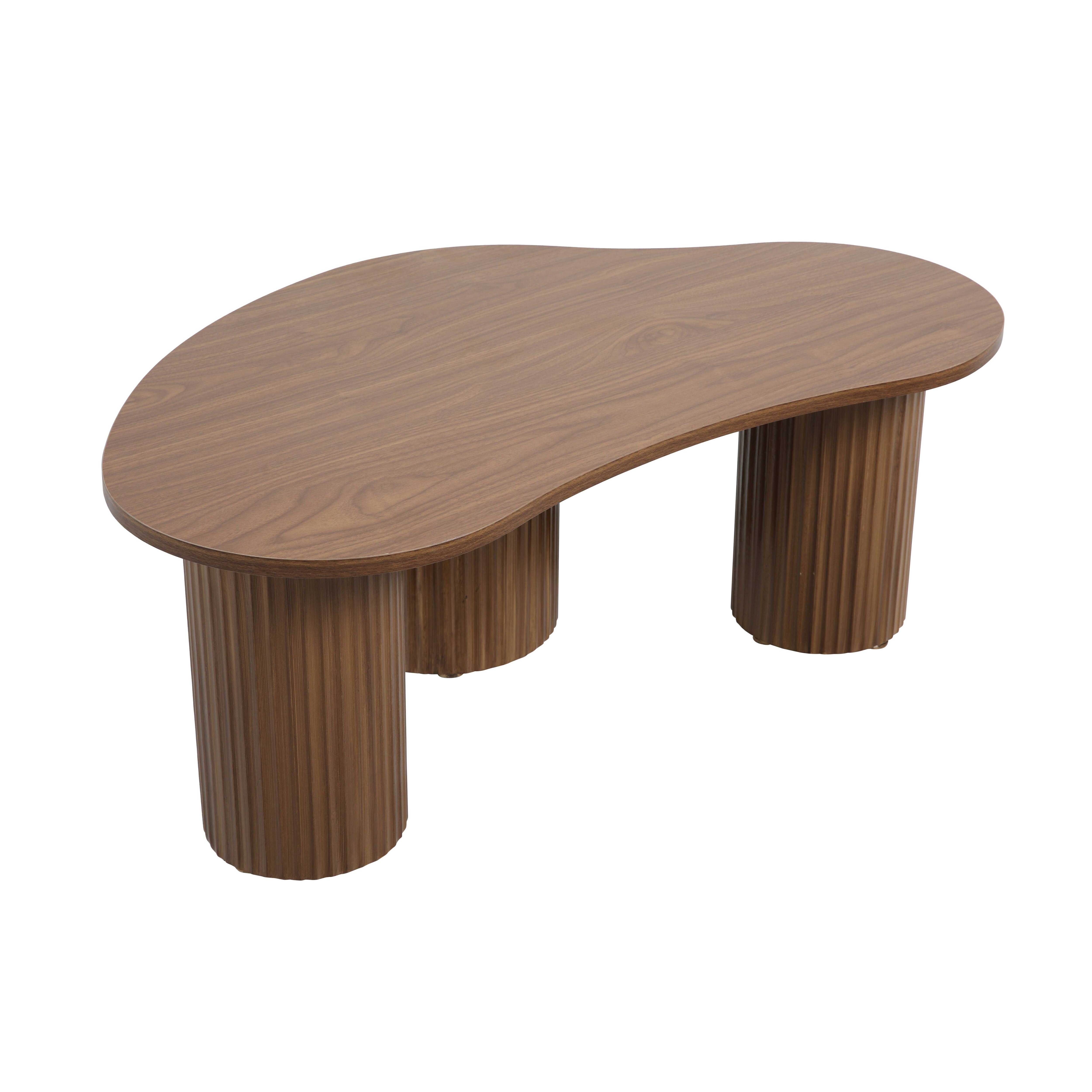 Ein Holztisch mit einer einzigartigen Form, der auf drei zylindrischen Beinen ruht. Der Tisch ist braun.