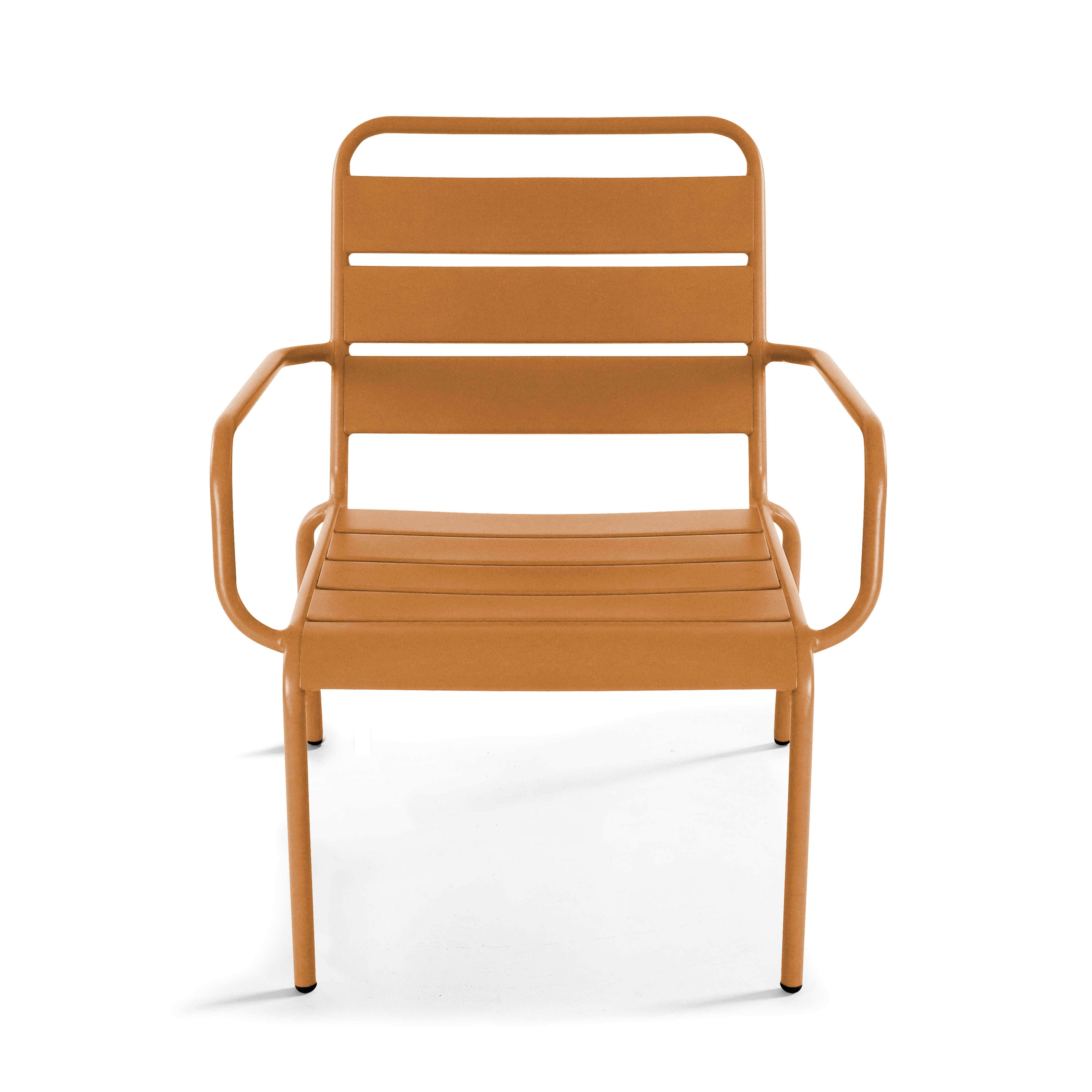 Ein orangefarbener Metallstuhl mit Armlehnen steht auf weißem Hintergrund. Der Stuhl ist leer.