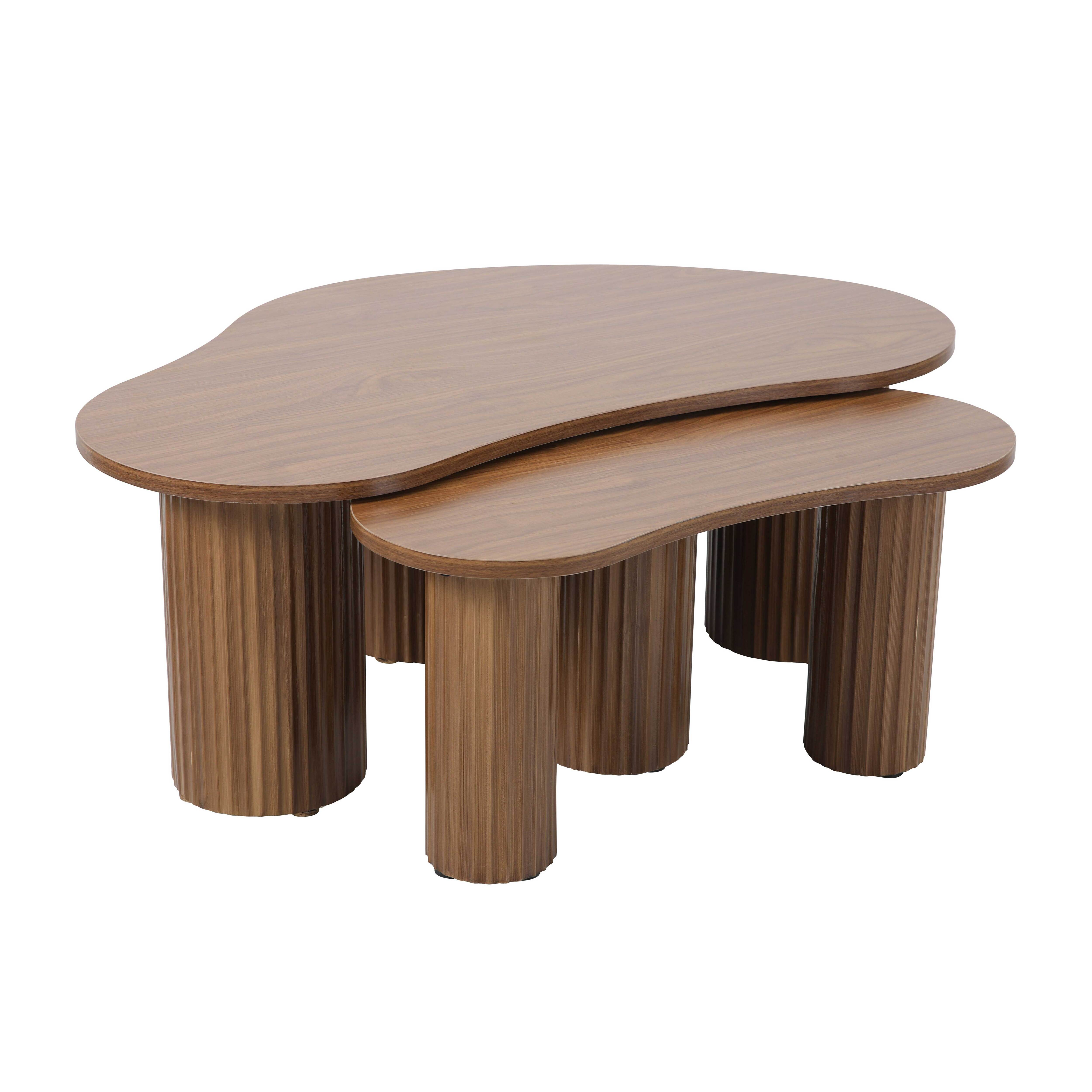 Zwei braune, nierenförmige Tische sind gestapelt. Die Tische haben zylindrische, geriffelte Beine. Der Hintergrund ist weiß.