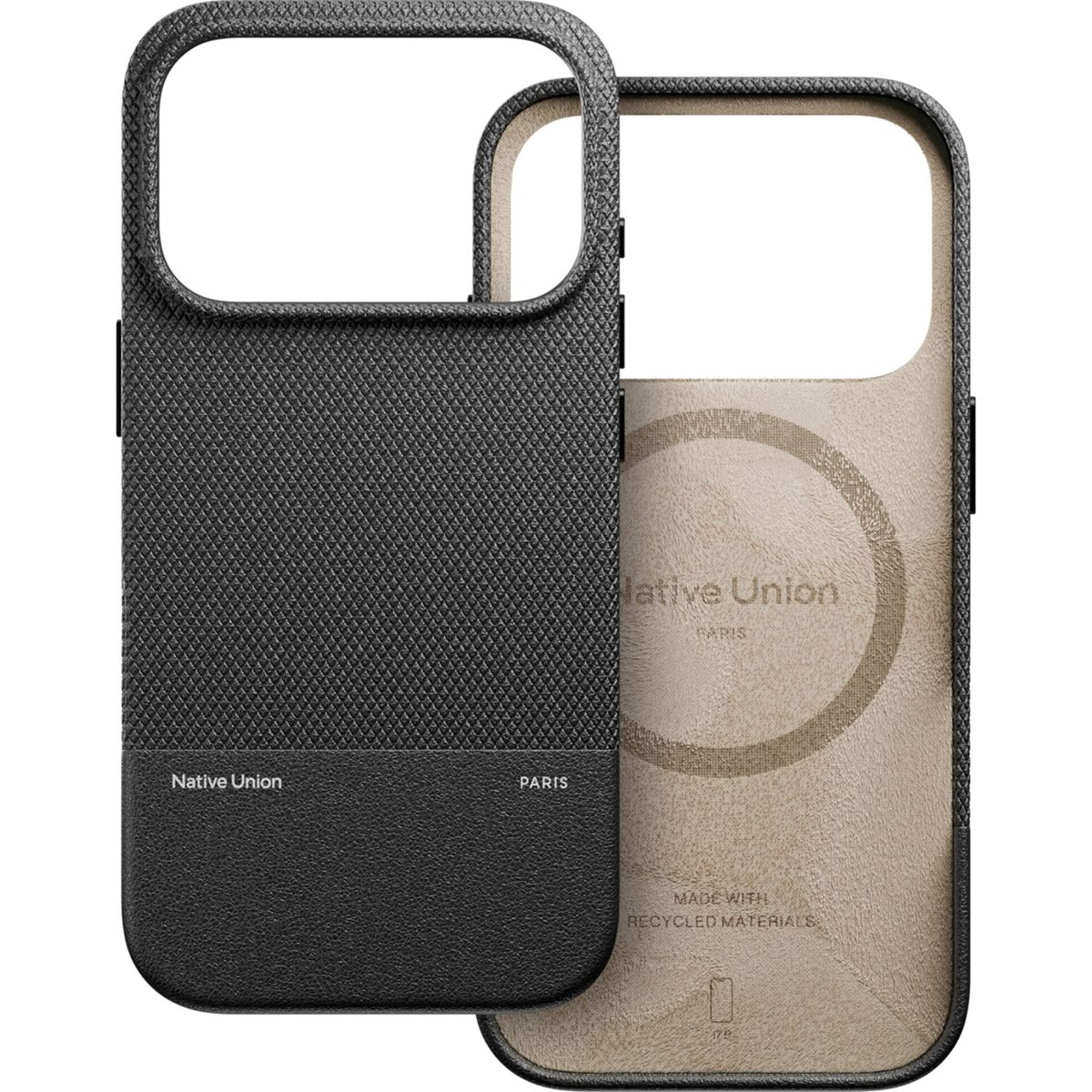 Schwarze Handyhülle mit strukturierter Vorderseite. Beige Innenseite mit Native Union-Branding und Text 'Made with Recycled Materials'.