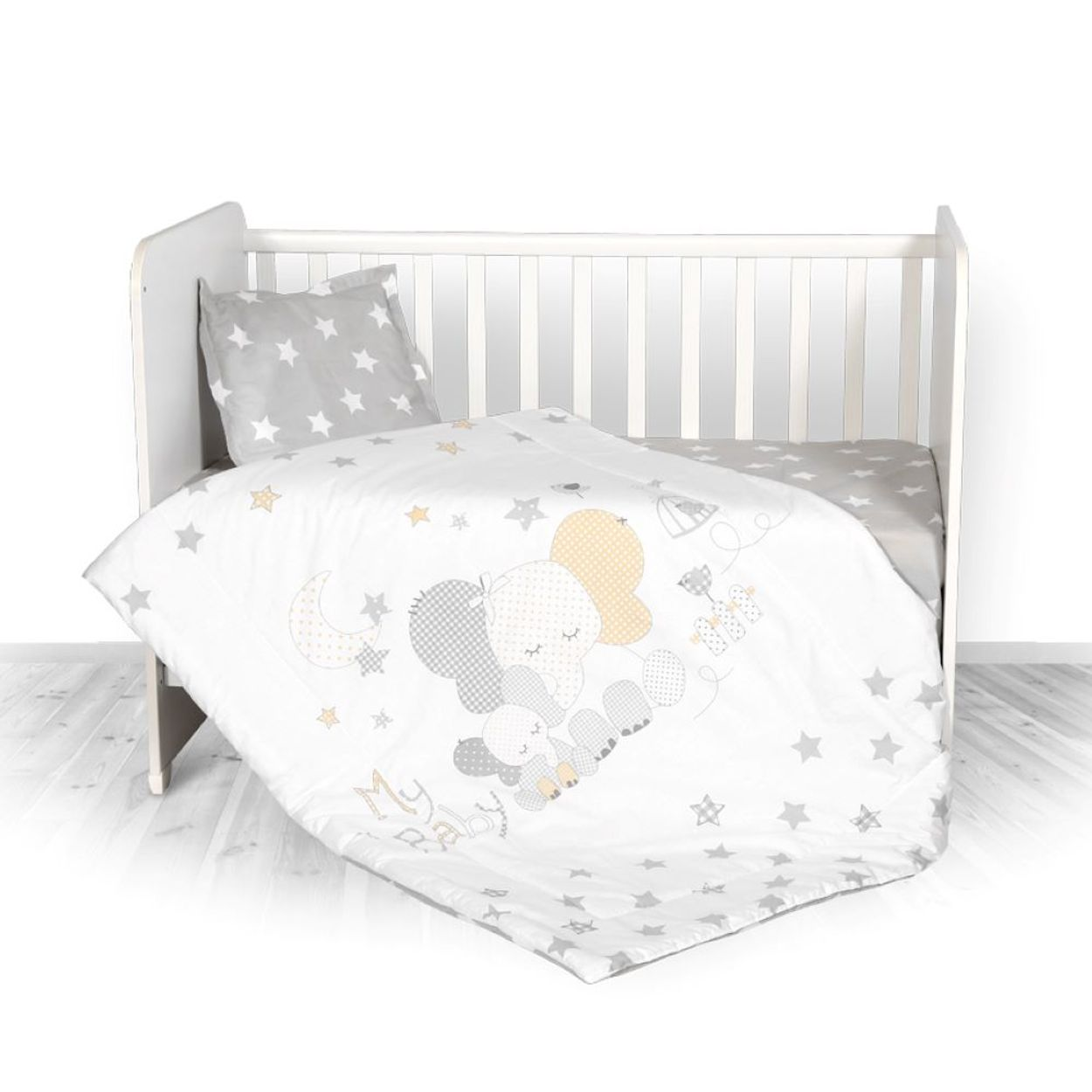 Ein Babybett mit Bettwäsche. Die Bettwäsche hat ein Elefantenmuster und Sterne. Das Kissen und das Laken haben Sterne.