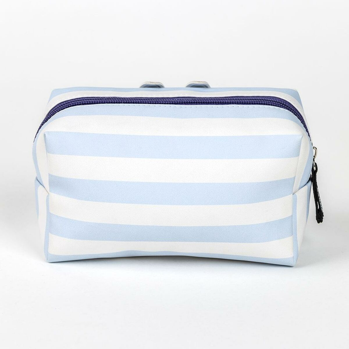 Eine rechteckige Make-up-Tasche mit blau-weißen horizontalen Streifen. Sie hat einen dunkelblauen Reißverschluss und einen schwarzen Reißverschlussanhänger.