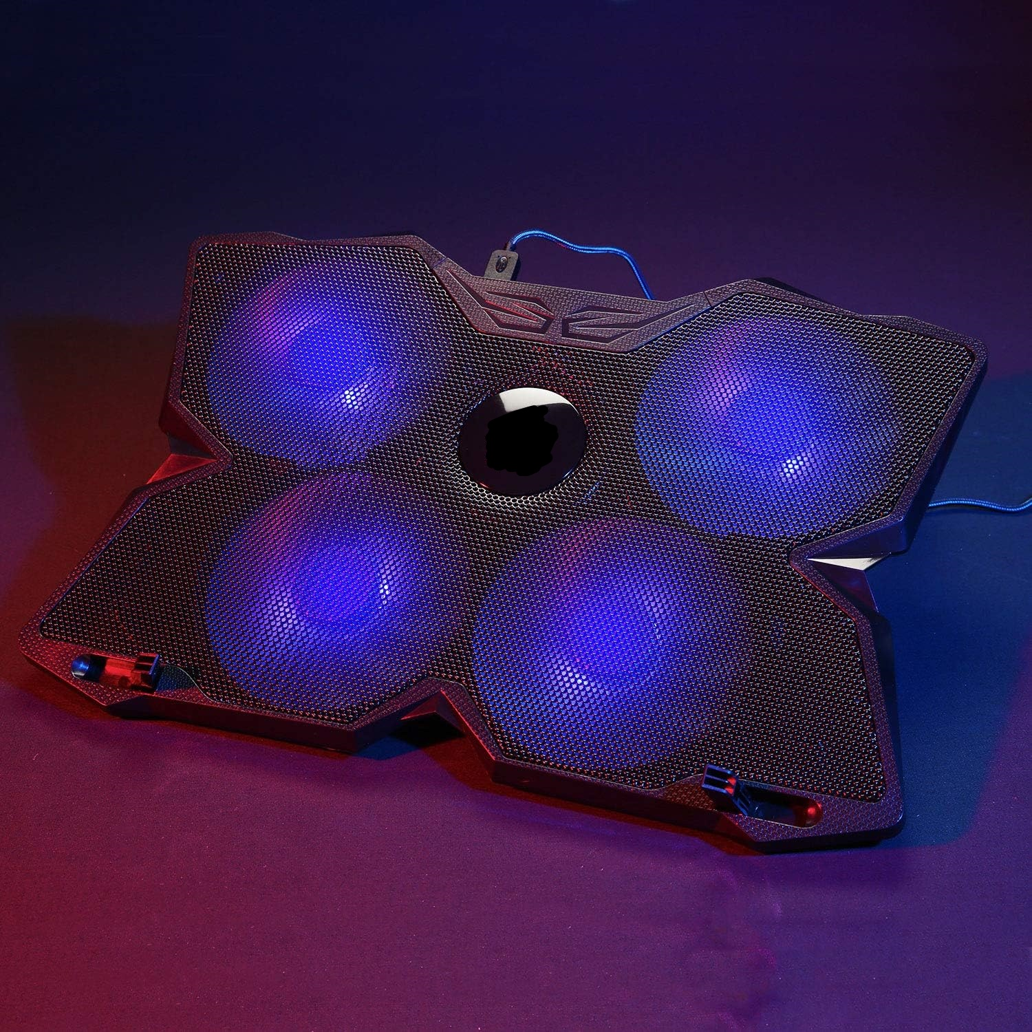Ein schwarzes Laptop-Kühlpad mit vier blau beleuchteten Lüftern. Es hat ein Mesh-Design und ein blaues Kabel ist angeschlossen.
