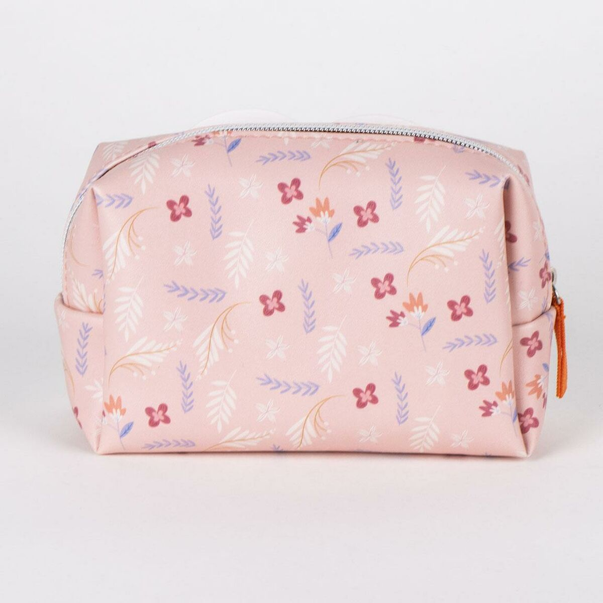 Eine rosa Kosmetiktasche mit Blumenmuster. Blumen sind rot, orange und lila. Der Reißverschluss ist weiß und der Zipper ist orange.