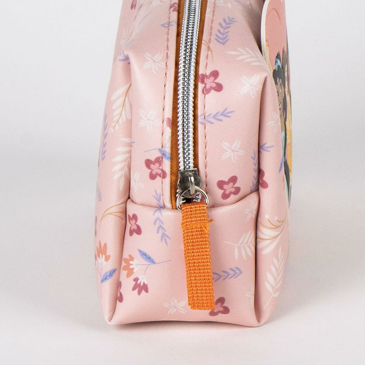 Rosa Kosmetiktasche mit Blumenmuster und silbernem Reißverschluss. Ein orangefarbener Zuglasche hängt am Reißverschluss.