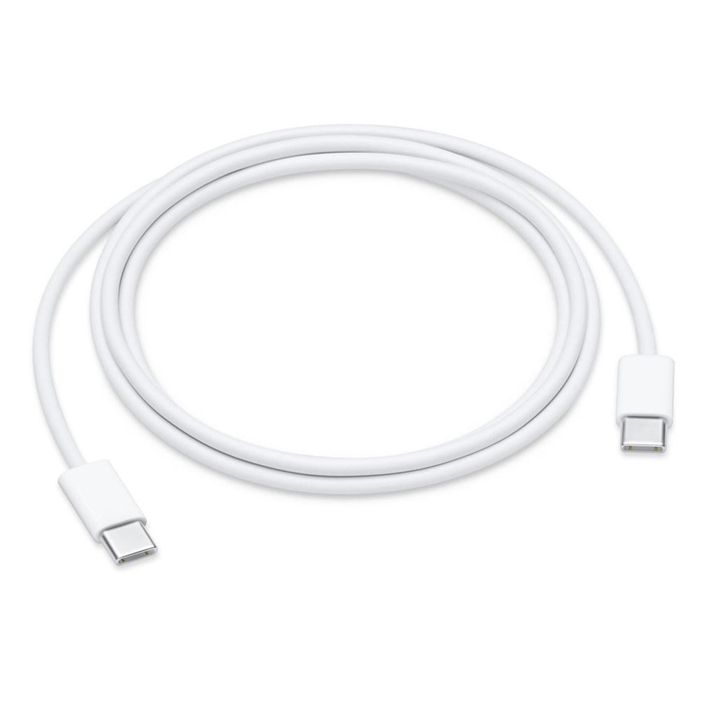 Un cavo di ricarica USB-C bianco arrotolato su sfondo bianco. Entrambe le estremità hanno connettori USB-C.