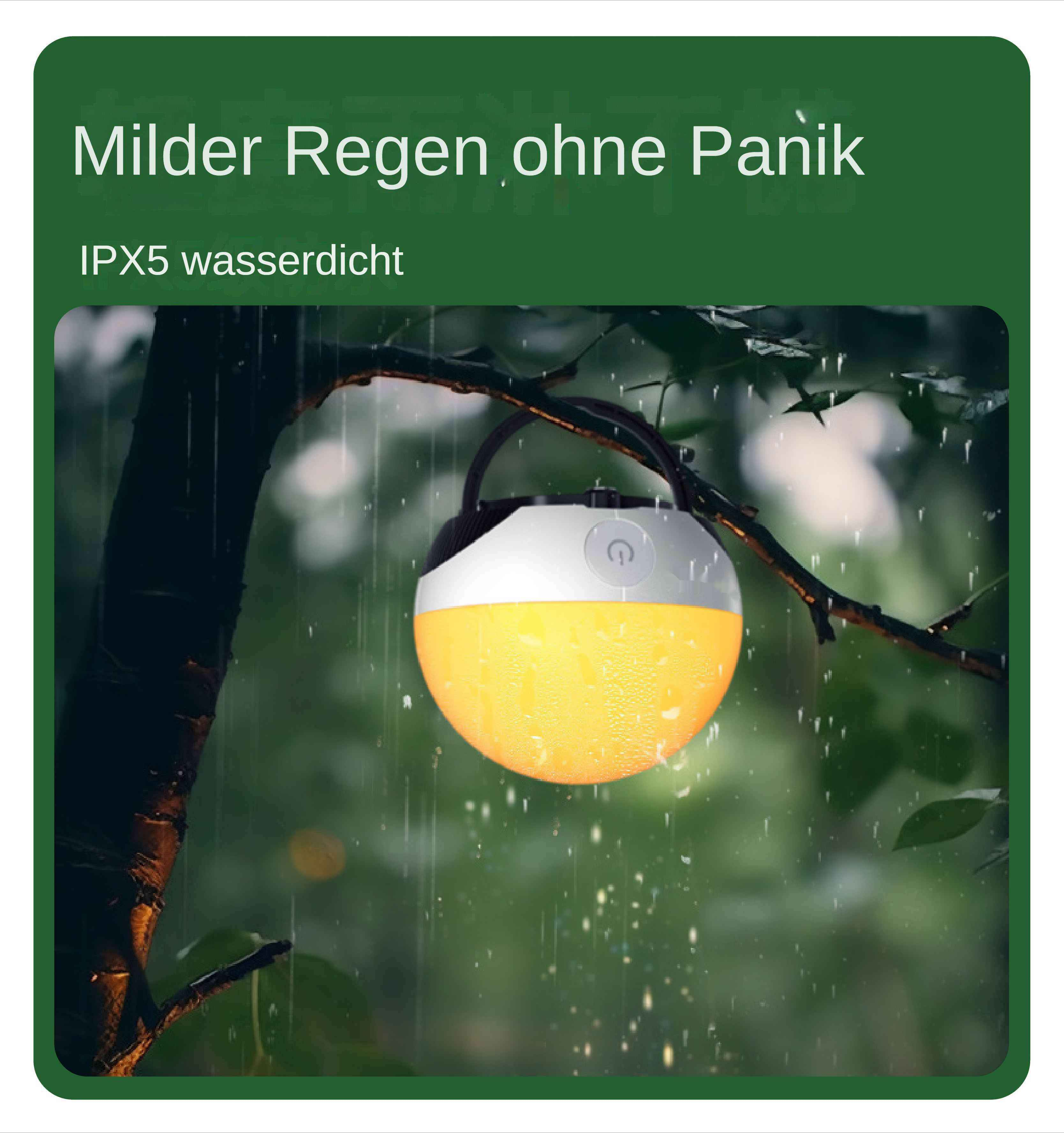 Eine leuchtend gelbe Lampe hängt im Regen an einem Ast. Der Hintergrund ist verschwommenes grünes Laub.