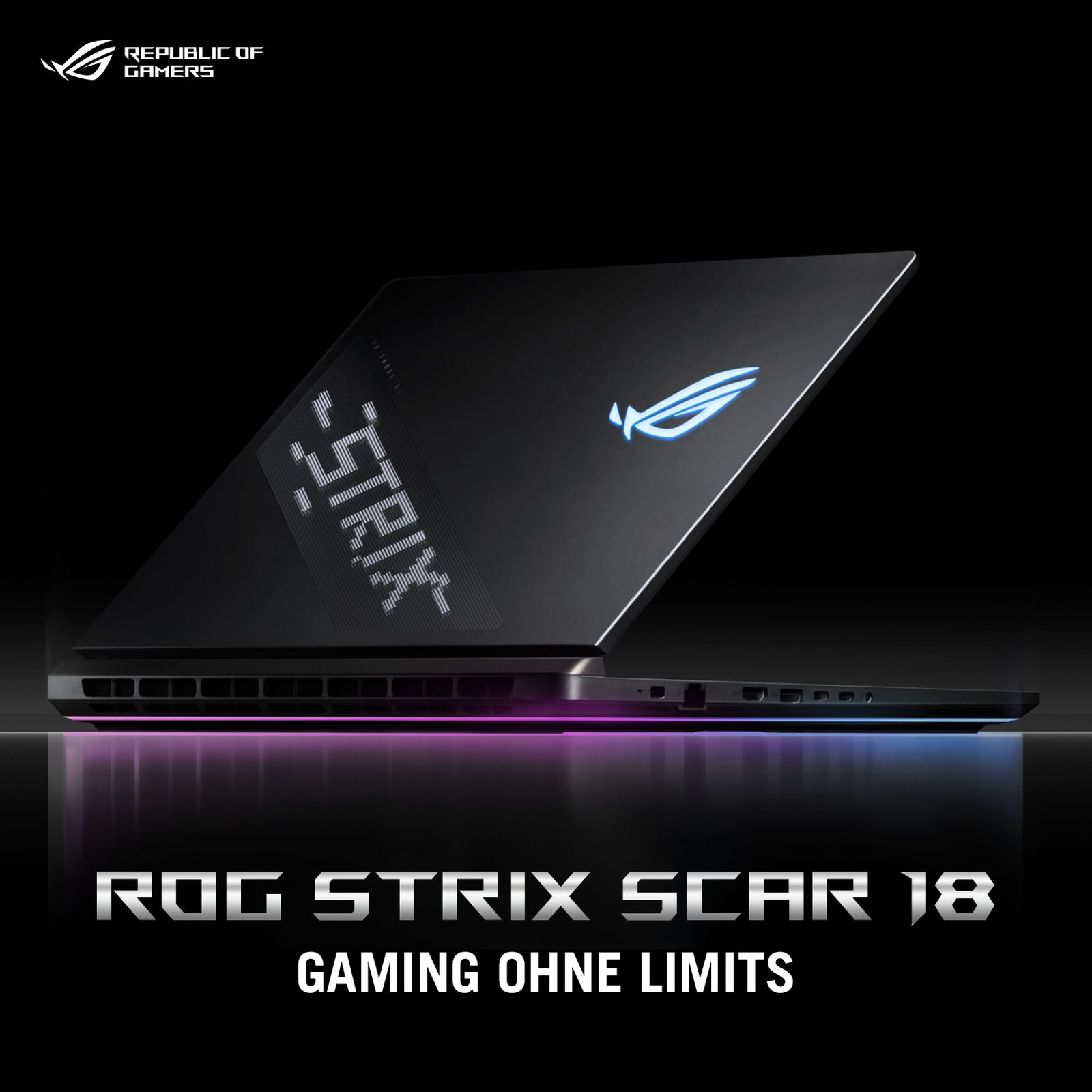 Czarny laptop ROG Strix Scar 18. Podświetlone logo i tekst. Laptop do gier z podświetleniem RGB. Ciemne tło. Tekst: ROG STRIX SCAR 18.