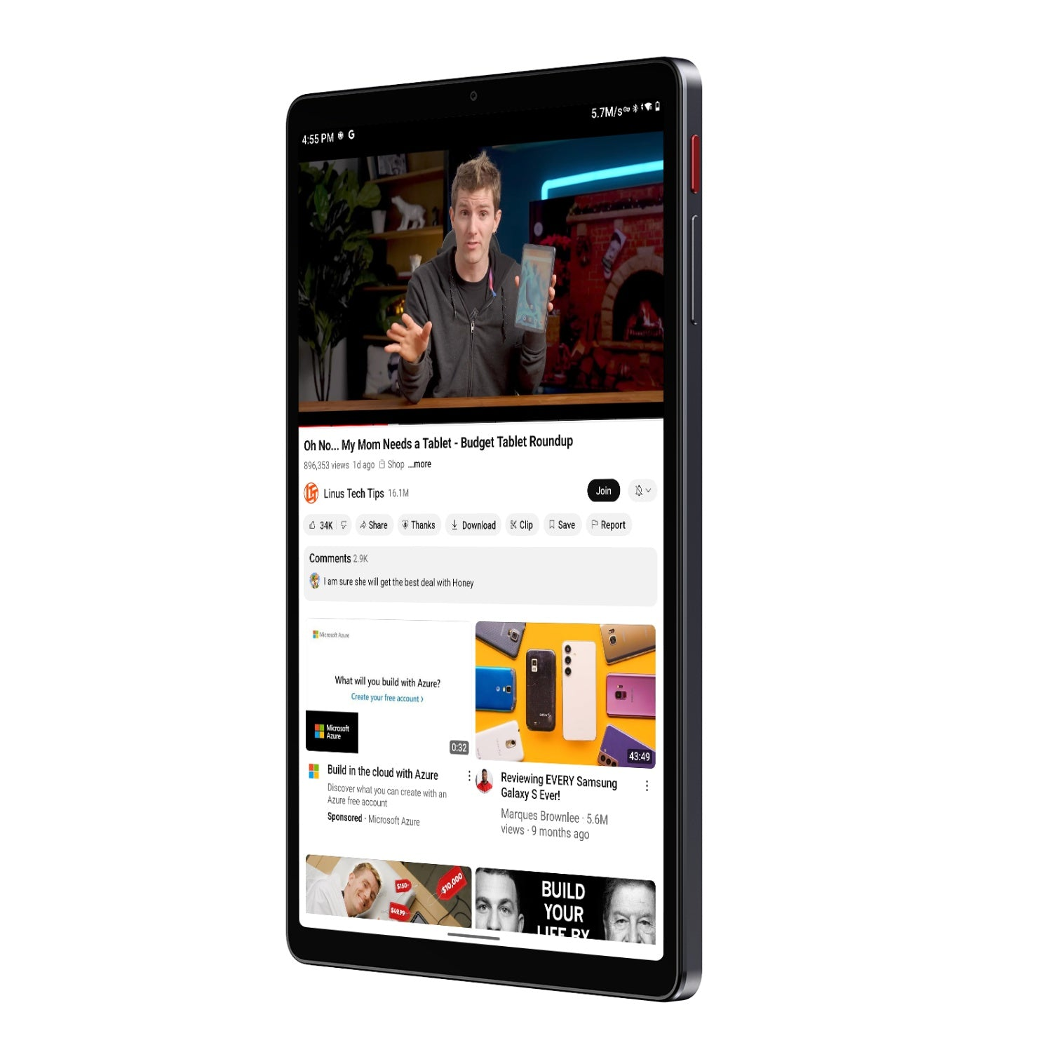 Tablet che mostra un video di YouTube. Un uomo presenta. Lo schermo mostra titolo, visualizzazioni e contenuti correlati.