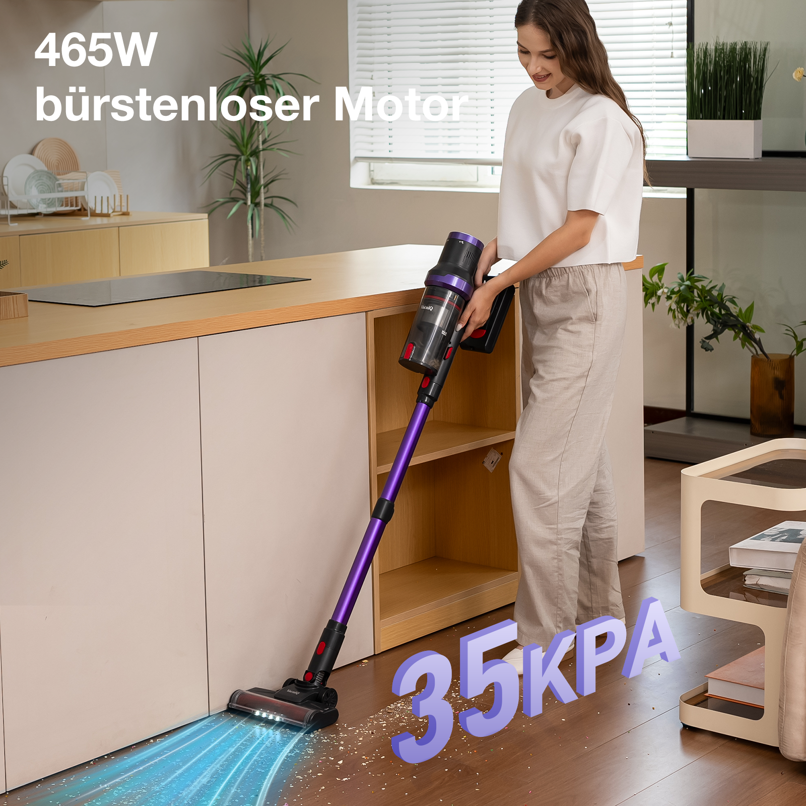 Eine Frau benutzt einen lila Staubsauger in einer Küche. Text: 465W bürstenloser Motor und 35KPA.