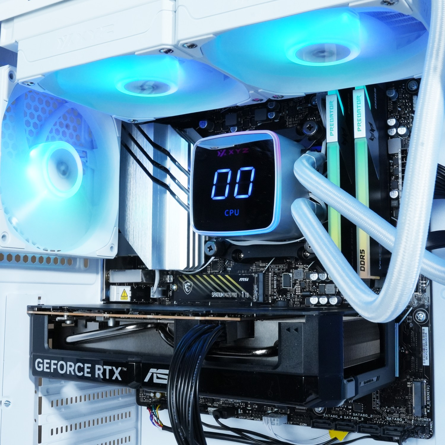 Dentro de una carcasa de computadora: enfriador de CPU, tarjeta gráfica RTX, módulos RAM y ventiladores con iluminación LED azul. La pantalla de CPU dice '00'.