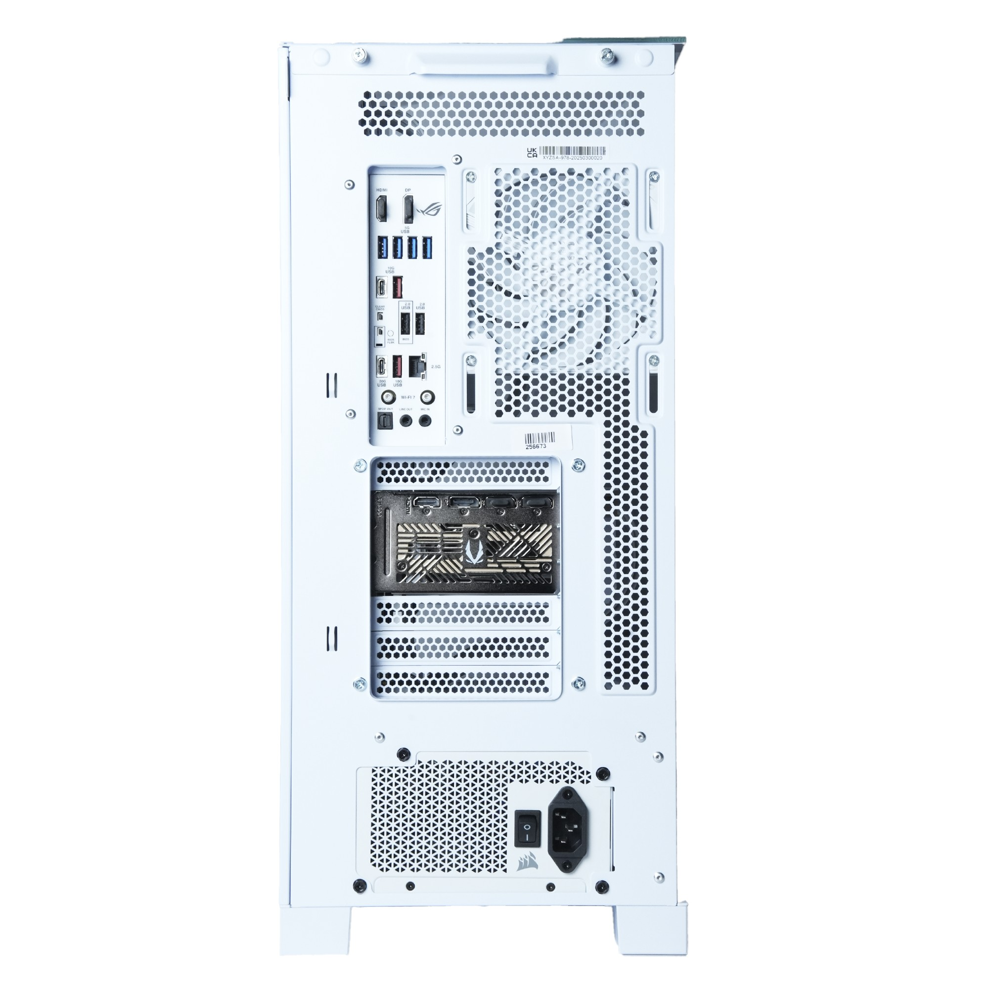 Parte trasera de caja de ordenador blanca. Incluye puertos, ventilador y enchufe. Orificios de ventilación hexagonales y panal.