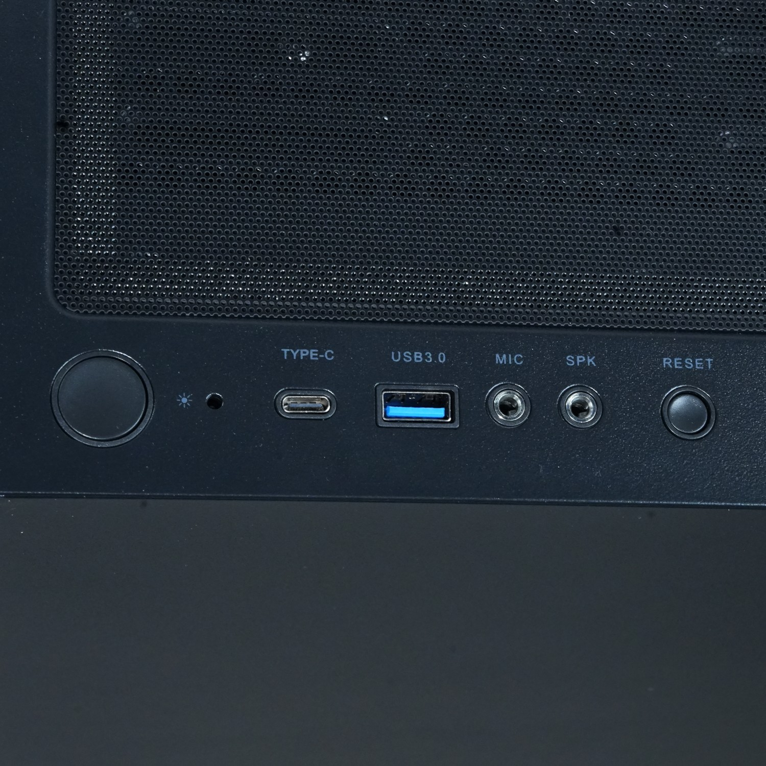 Primer plano del panel frontal de una carcasa de ordenador negra. Tiene puertos etiquetados como Type-C, USB 3.0, Mic, SPK y Reset.