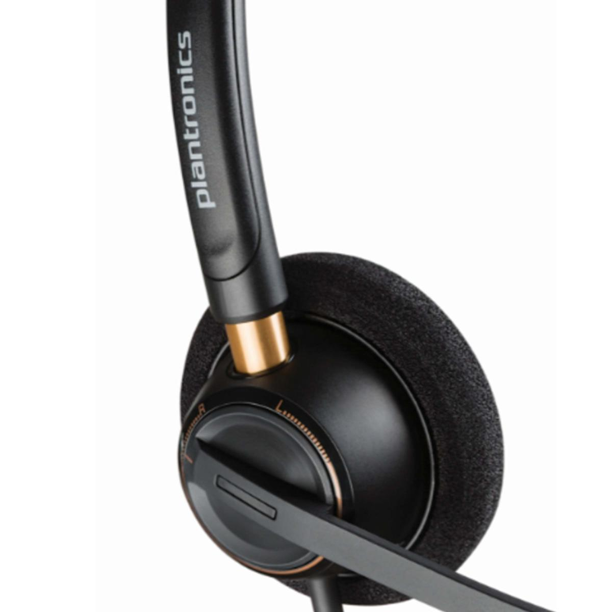 Czarne słuchawki Plantronics ze złotymi akcentami. Widoczna poduszka na ucho i ramię mikrofonu. Białe tło.