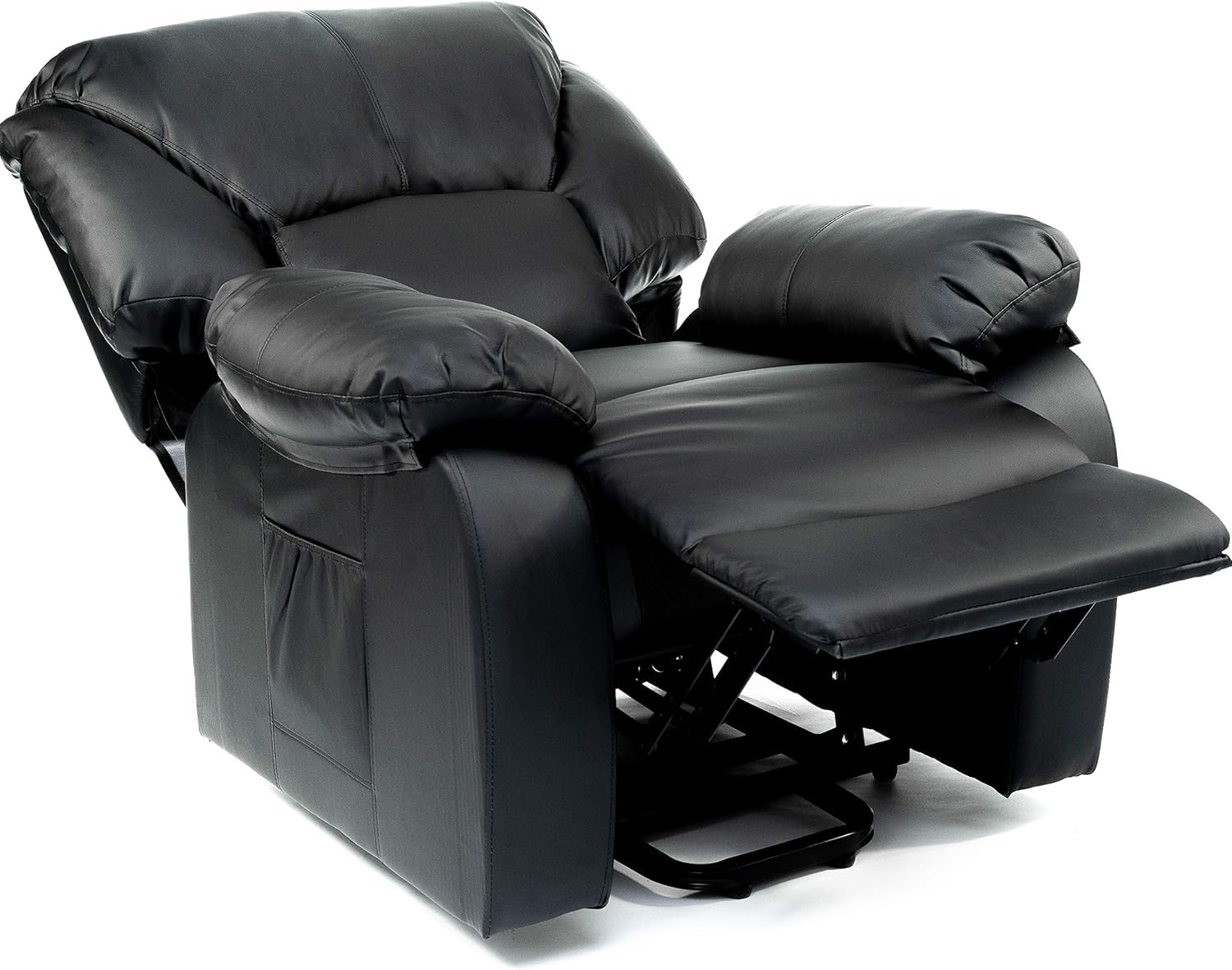 Una silla reclinable negra está reclinada. Tiene brazos acolchados y un reposapiés. El fondo es blanco.