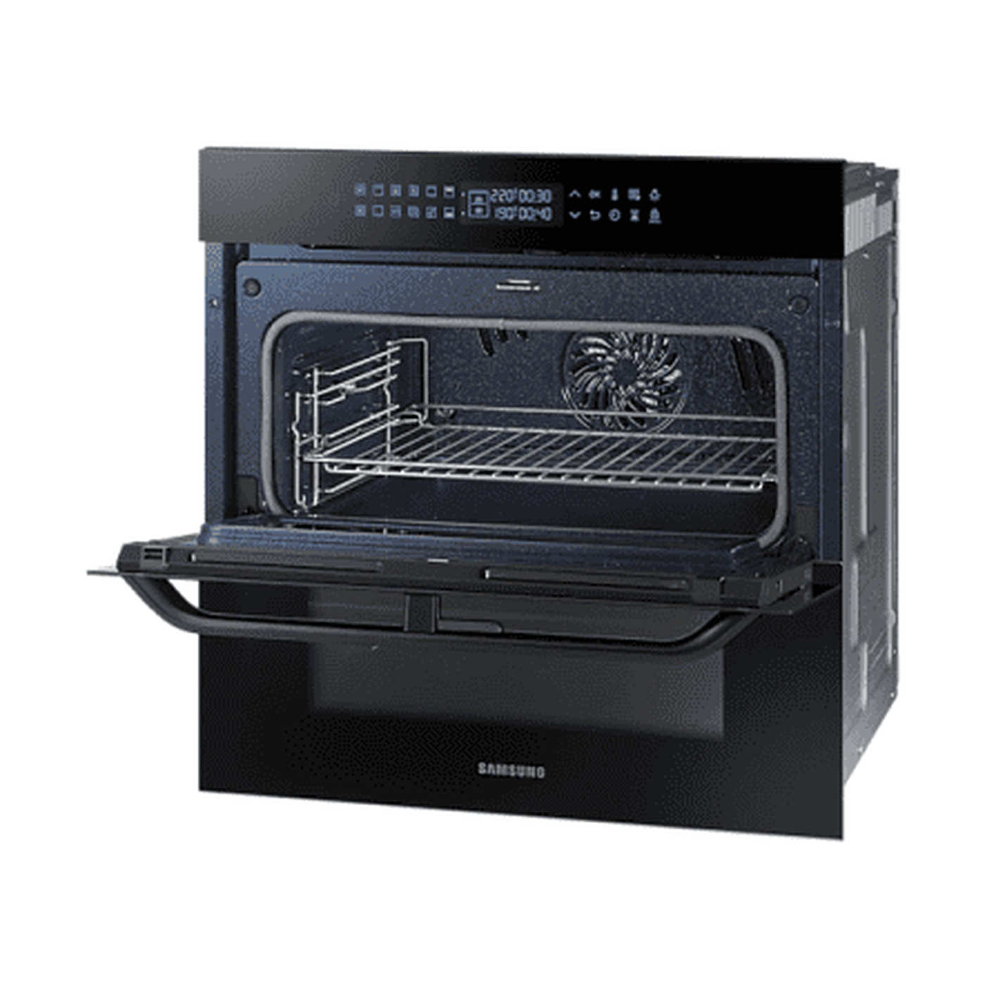 Een zwarte Samsung oven met de deur open. Binnenin zijn roosters, een ventilator en een display bovenaan. De oven staat op een witte achtergrond.