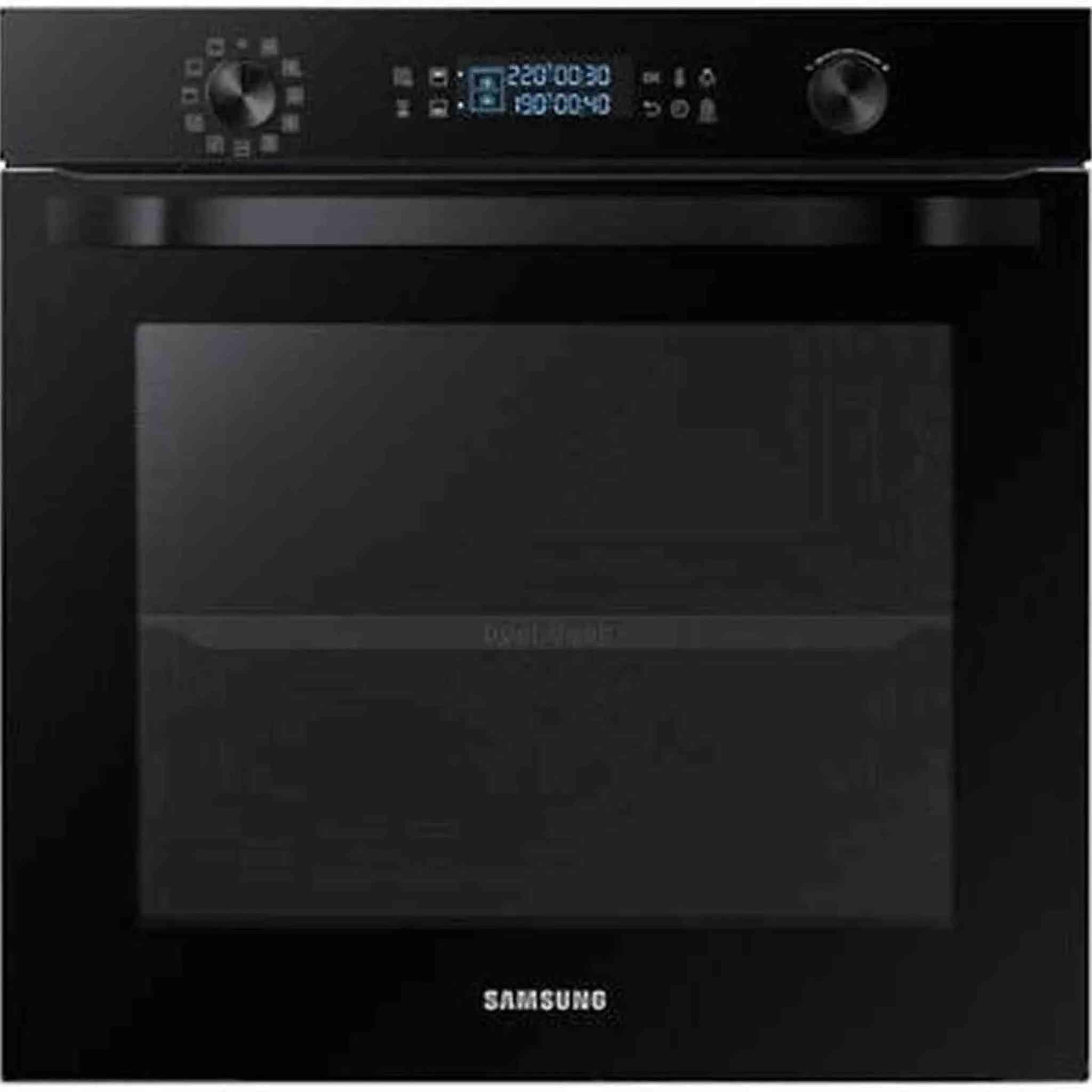 Een zwarte Samsung oven met een digitaal display en knoppen. De ovendeur is ook zwart. De merknaam staat onderaan.