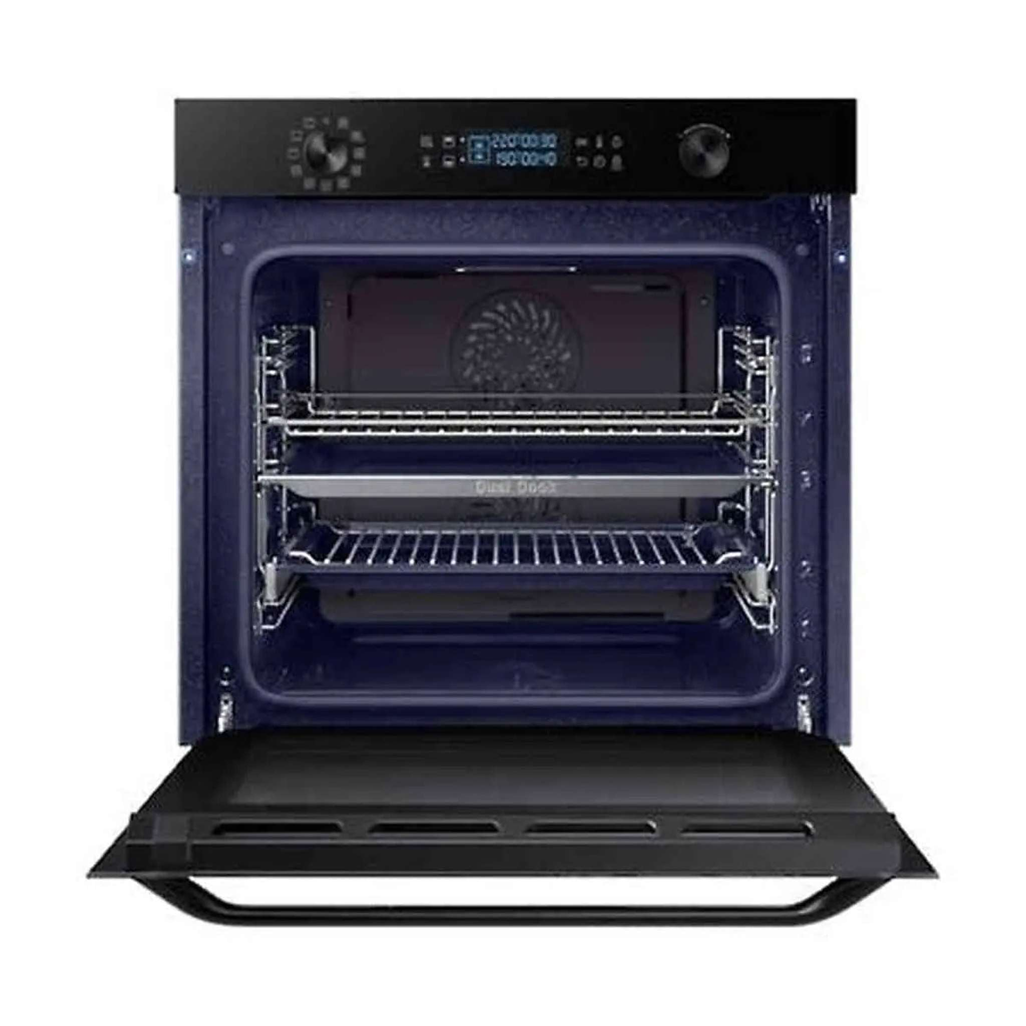 Open oven met zwarte deur. Binnenin zijn metalen rekken. Boven de deur een display en bedieningsknoppen.