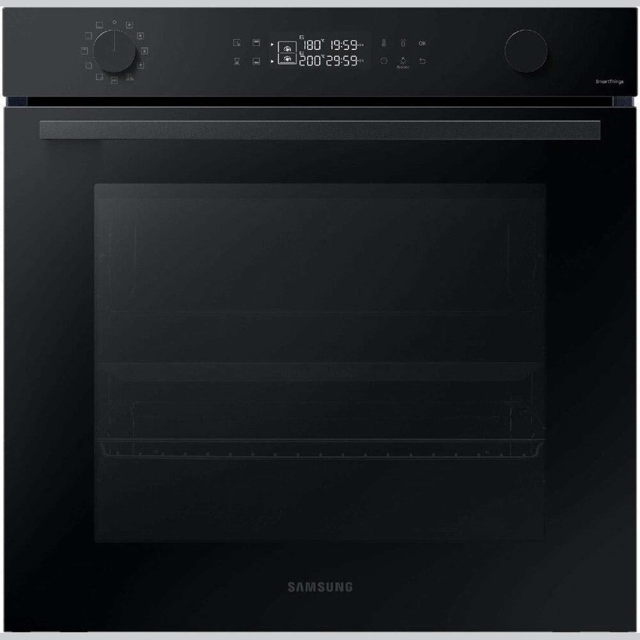 Een zwarte Samsung-oven. Het heeft een digitaal display met tijd en temperatuur. Een handgreep en bedieningsknoppen zijn zichtbaar.