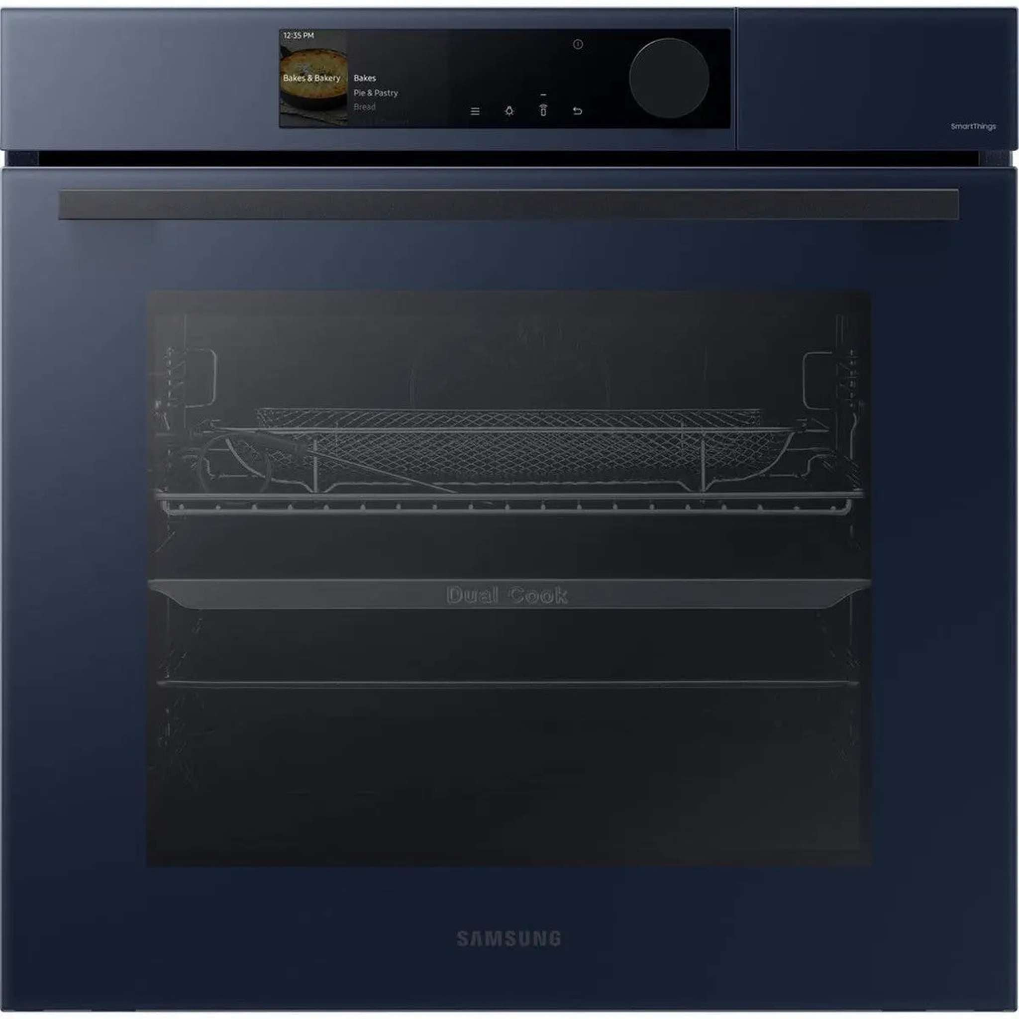 Un four Samsung bleu marine avec écran numérique. Il a une poignée, une porte vitrée et le logo Dual Cook.