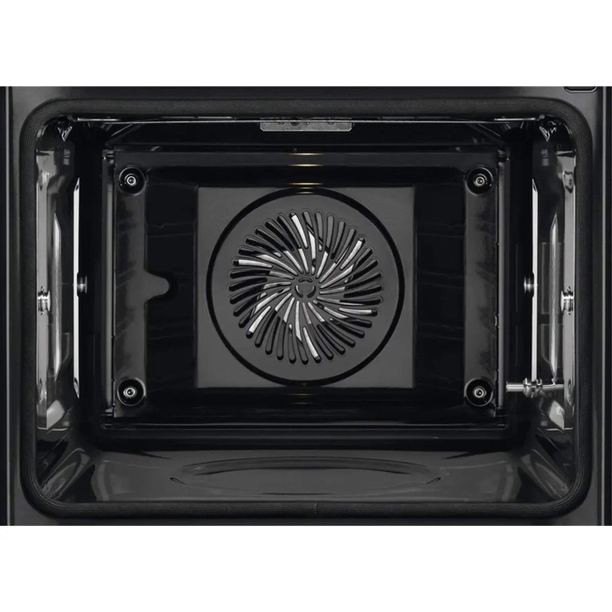 Binnenaanzicht van een zwarte oven. Een ventilator in het midden omringd door zwarte muren.