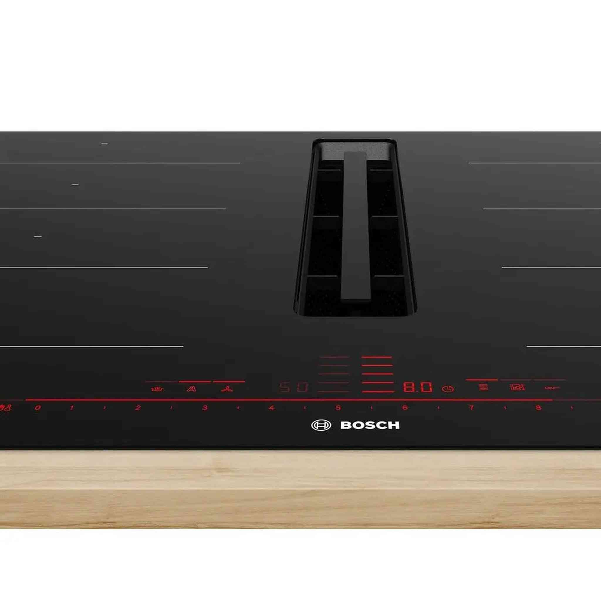 Une table de cuisson à induction Bosch noire avec ventilation intégrée. Affichage numérique rouge avec chiffres et symboles.