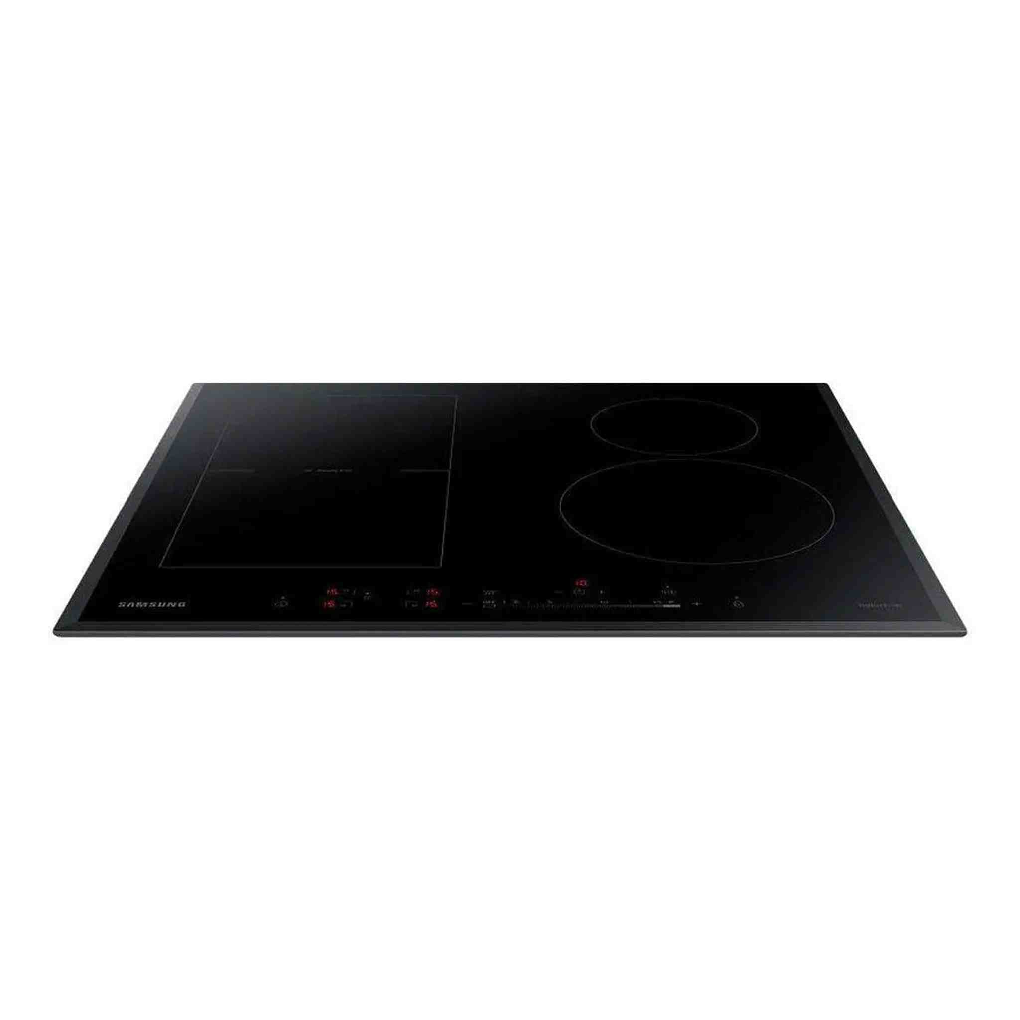 Zwarte Samsung inductiekookplaat op een witte achtergrond. Het heeft vier kookzones, met rode digitale displays.