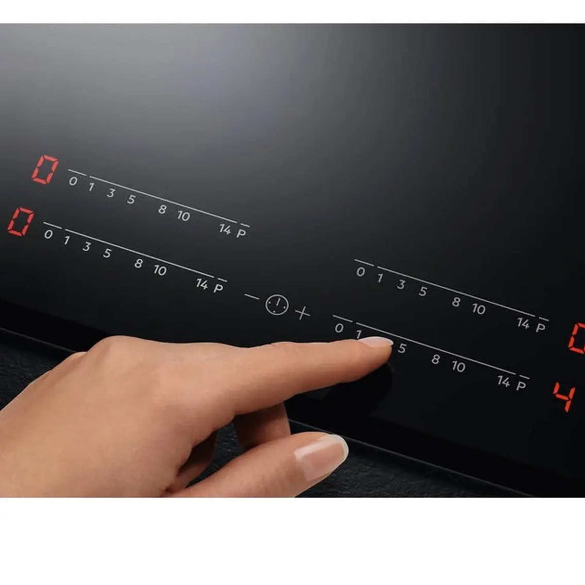 Una mano tocca un pannello di controllo del piano cottura. Il pannello ha numeri e simboli, con un display digitale rosso.