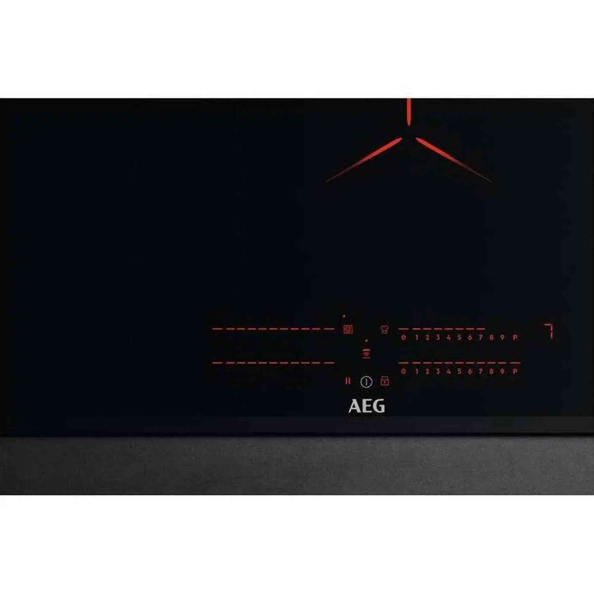 Zwarte AEG inductiekookplaat. Rood verlichte bediening, display en aanraaksymbolen. Donkergrijze oppervlakte.