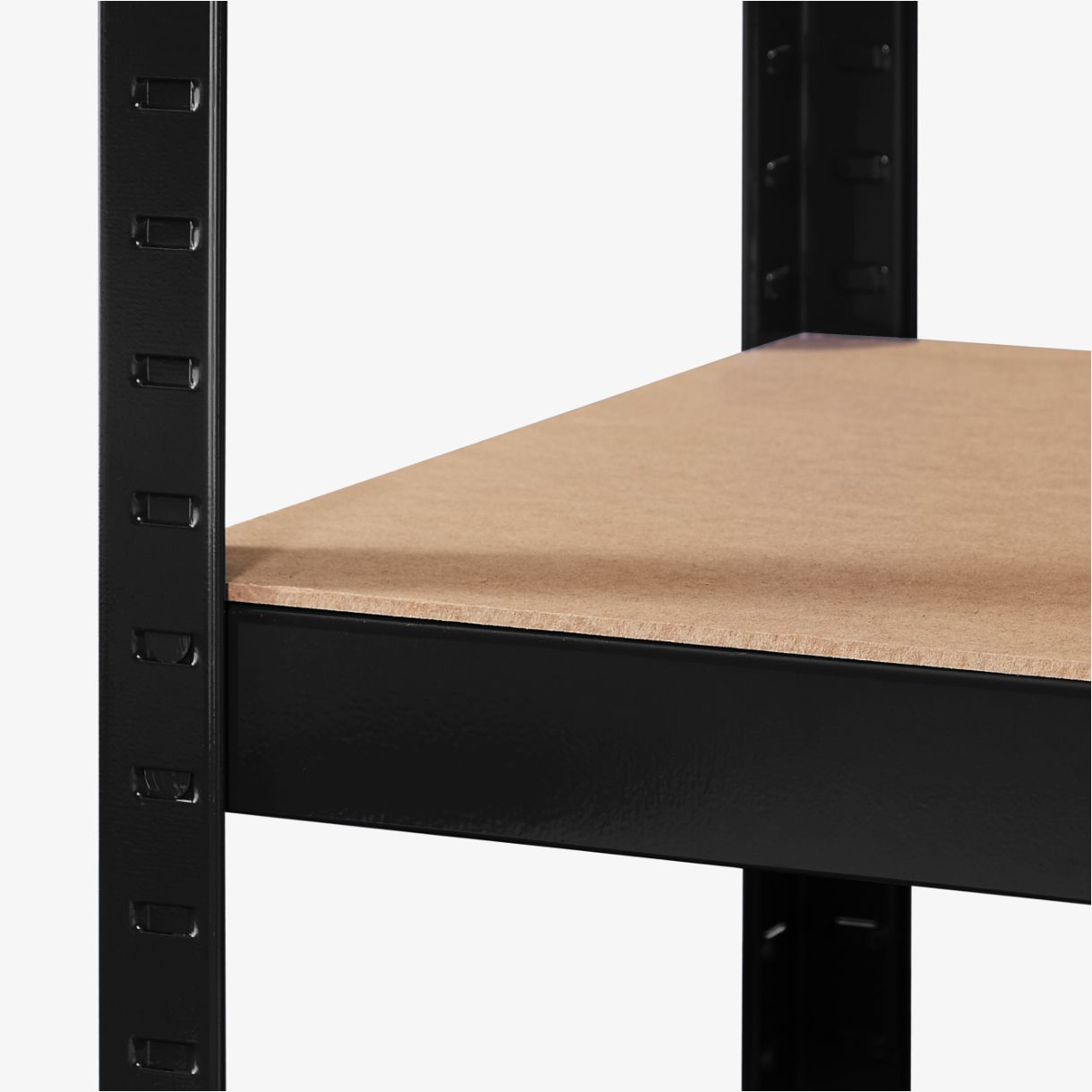 Nahaufnahme eines schwarzen Metallregals. Ein Regal besteht aus Holz. Der Hintergrund ist weiß.