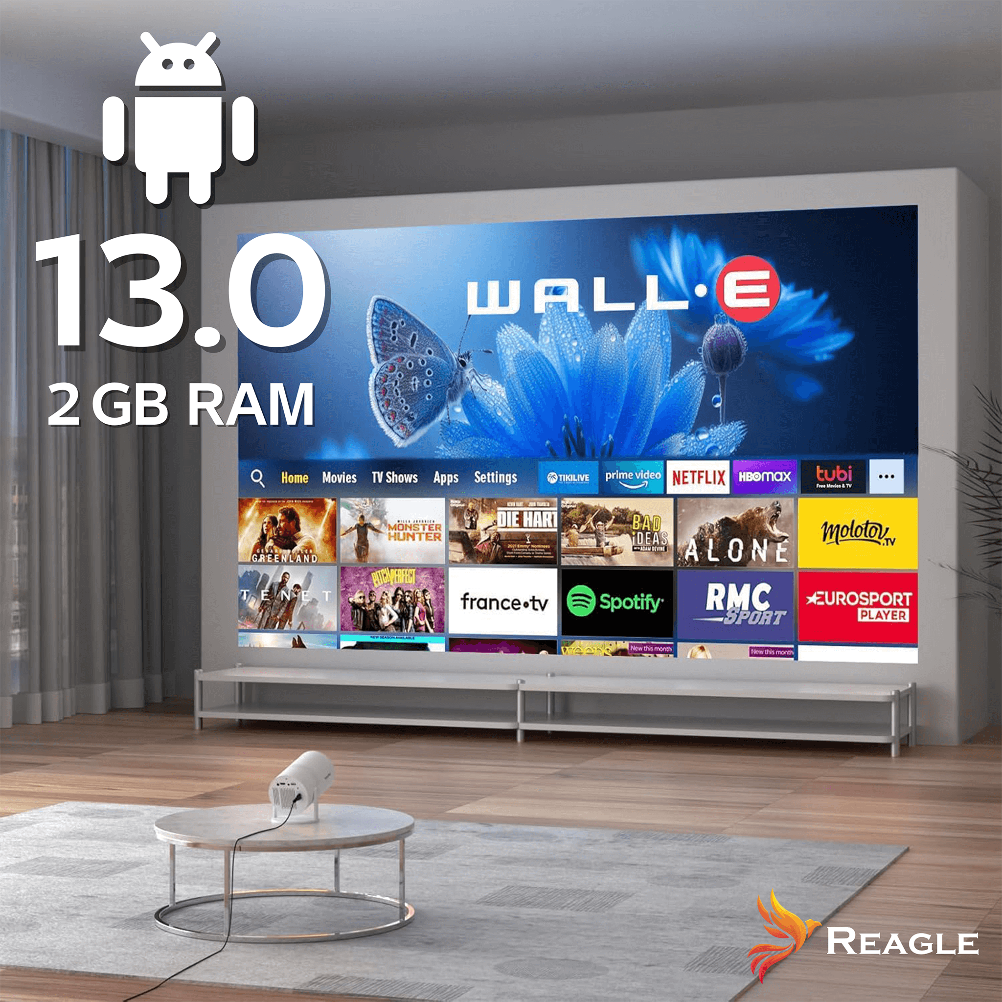 Duży ekran wyświetla interfejs filmu. Mały projektor stoi na stole. Logo Androida i tekst 13.0, 2 GB RAM.