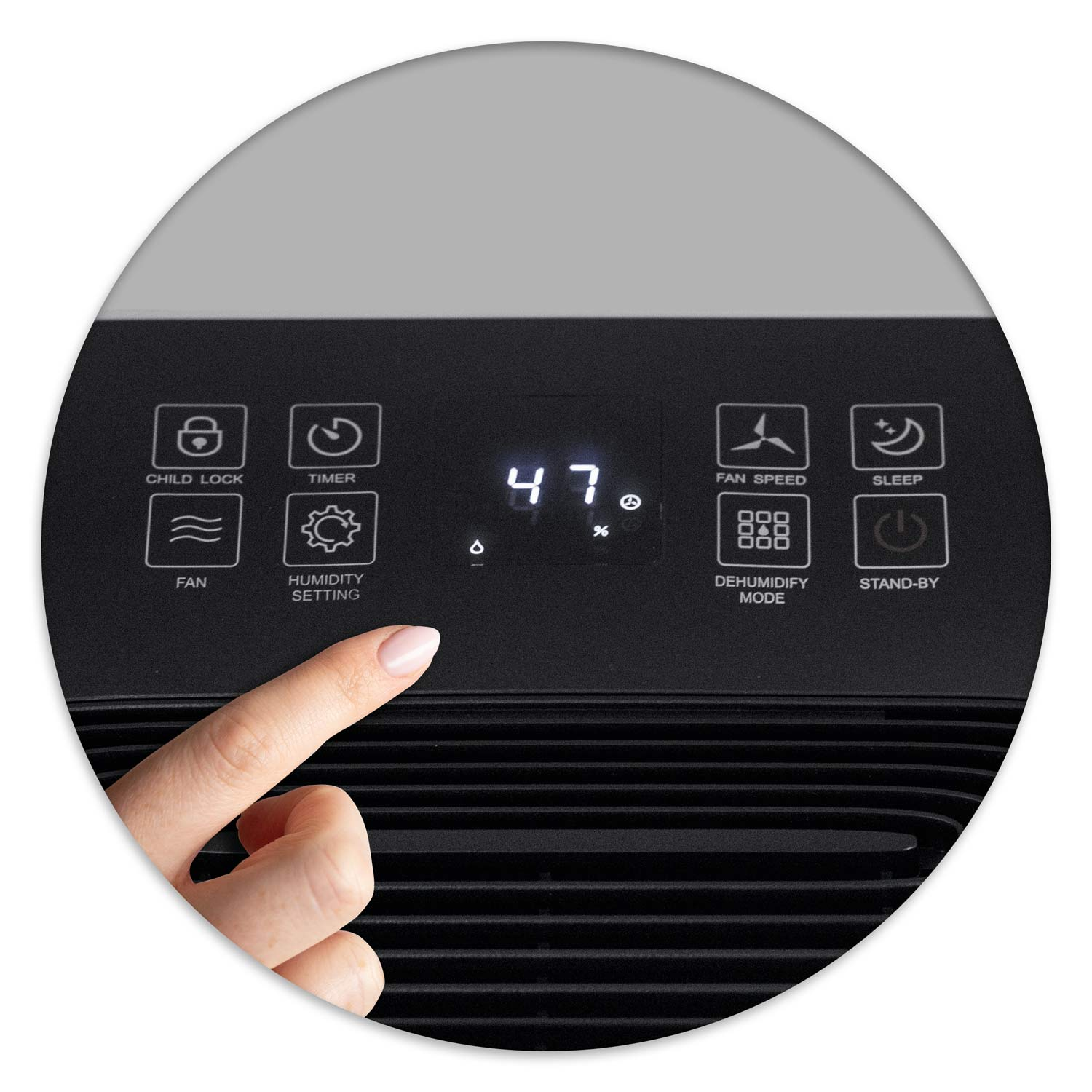 Dłoń dotyka panelu sterowania osuszacza powietrza. Wyświetlacz pokazuje '47%'. Przyciski to 'Wentylator', 'Wilgotność', 'Timer' i 'Blokada rodzicielska'.