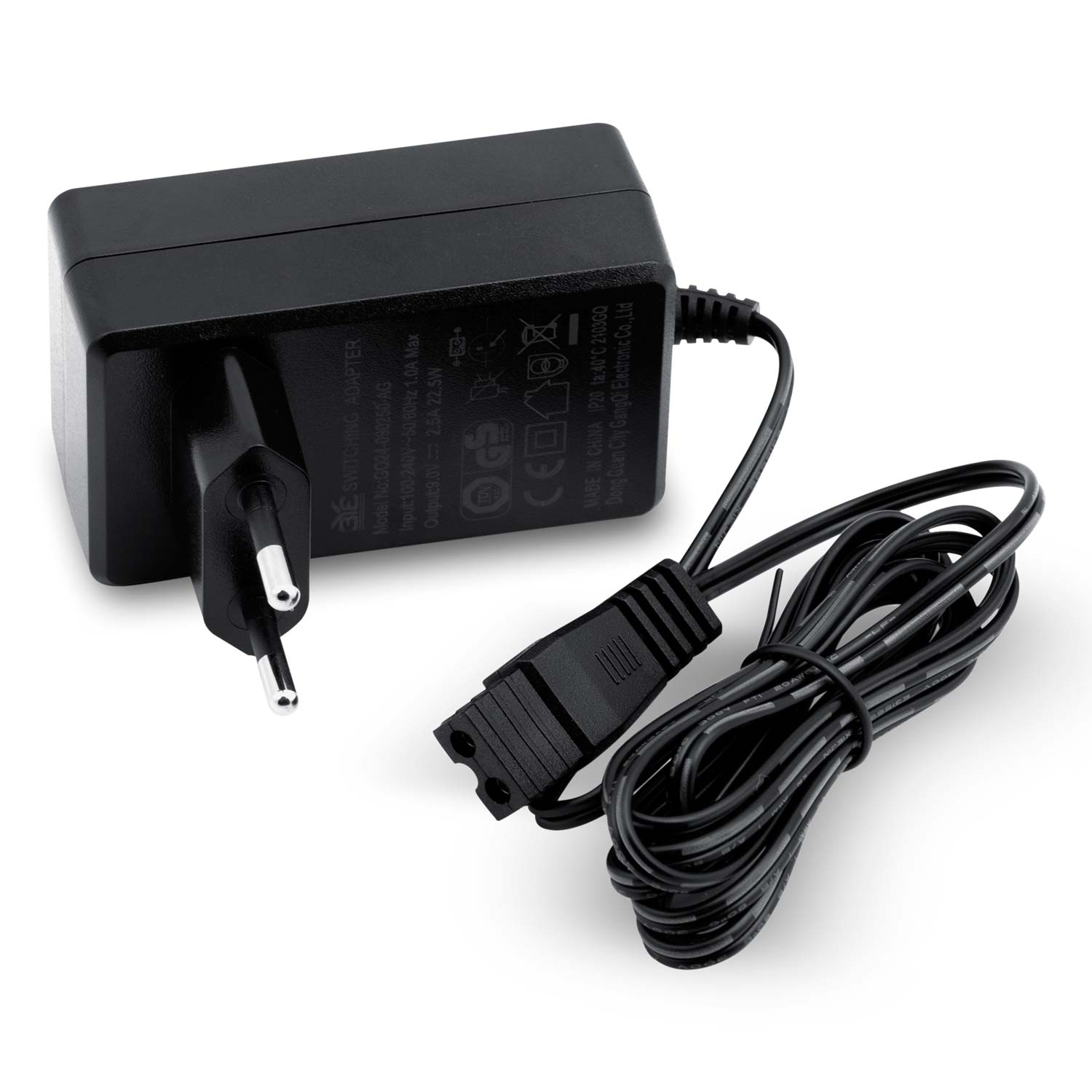 Czarny adapter z wtyczką, kablem i złączem. Tekst na adapterze wskazuje napięcie, model i szczegóły producenta. Tło jest białe.