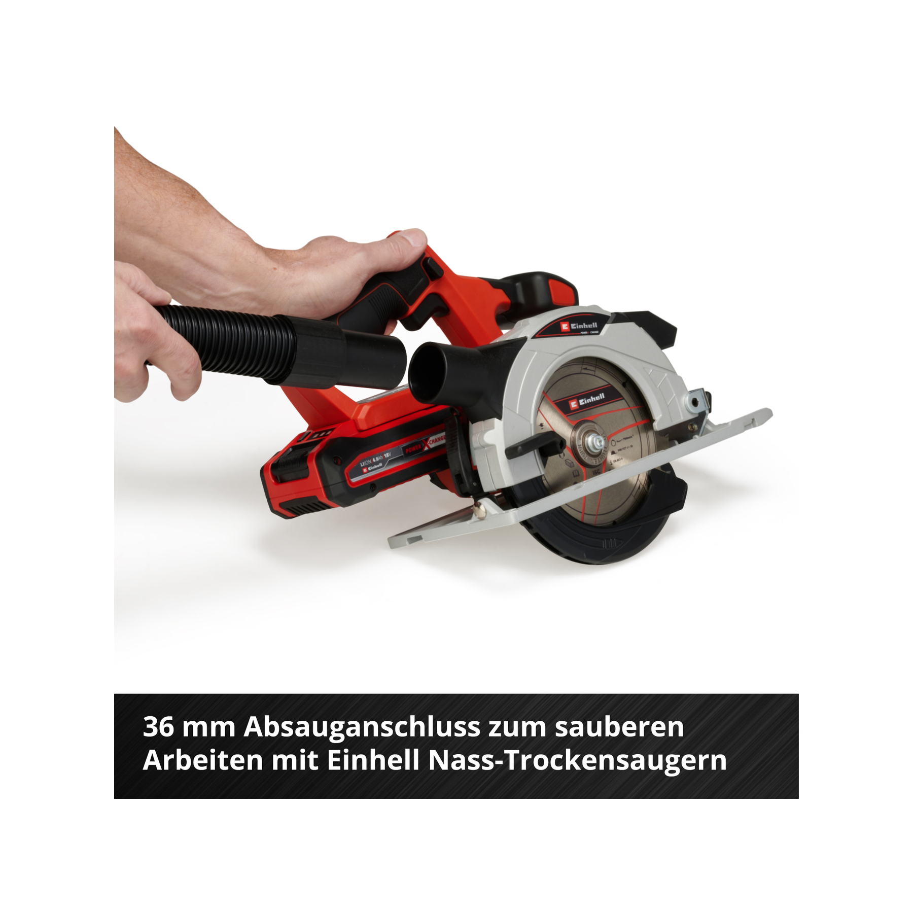 Ręka trzyma czerwoną i czarną piłę tarczową z czarnym wężem. Piła jest srebrna i czarna.