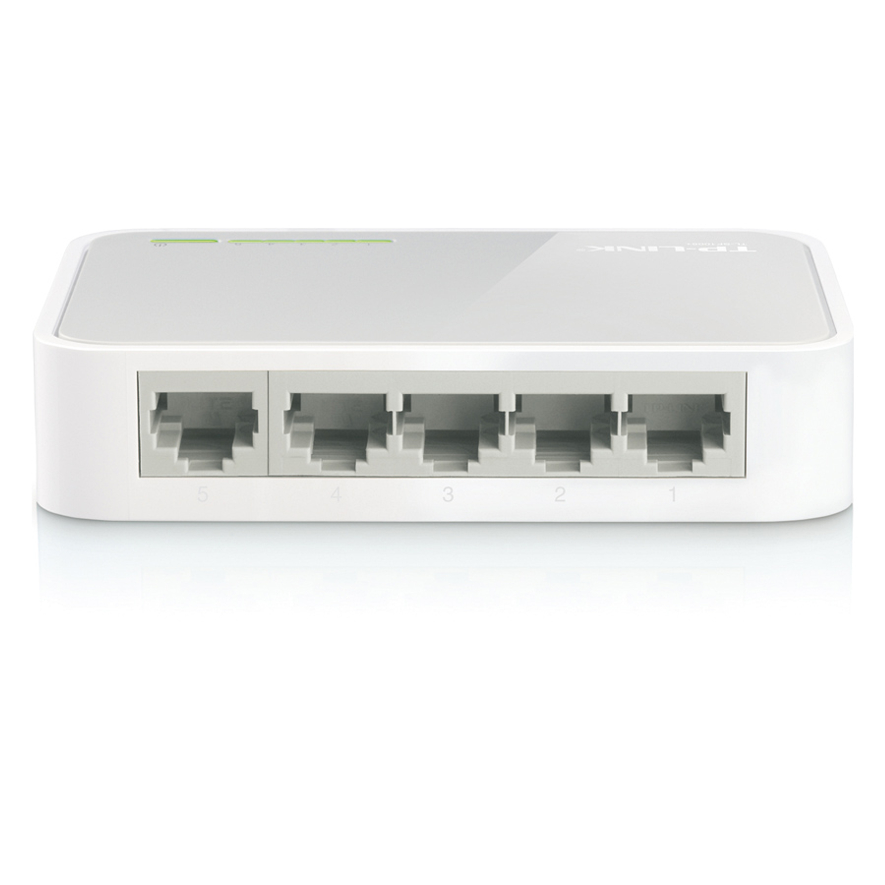 Een witte TP-Link netwerkswitch met vijf genummerde poorten. Groene lampjes bovenop. De achtergrond is wit.