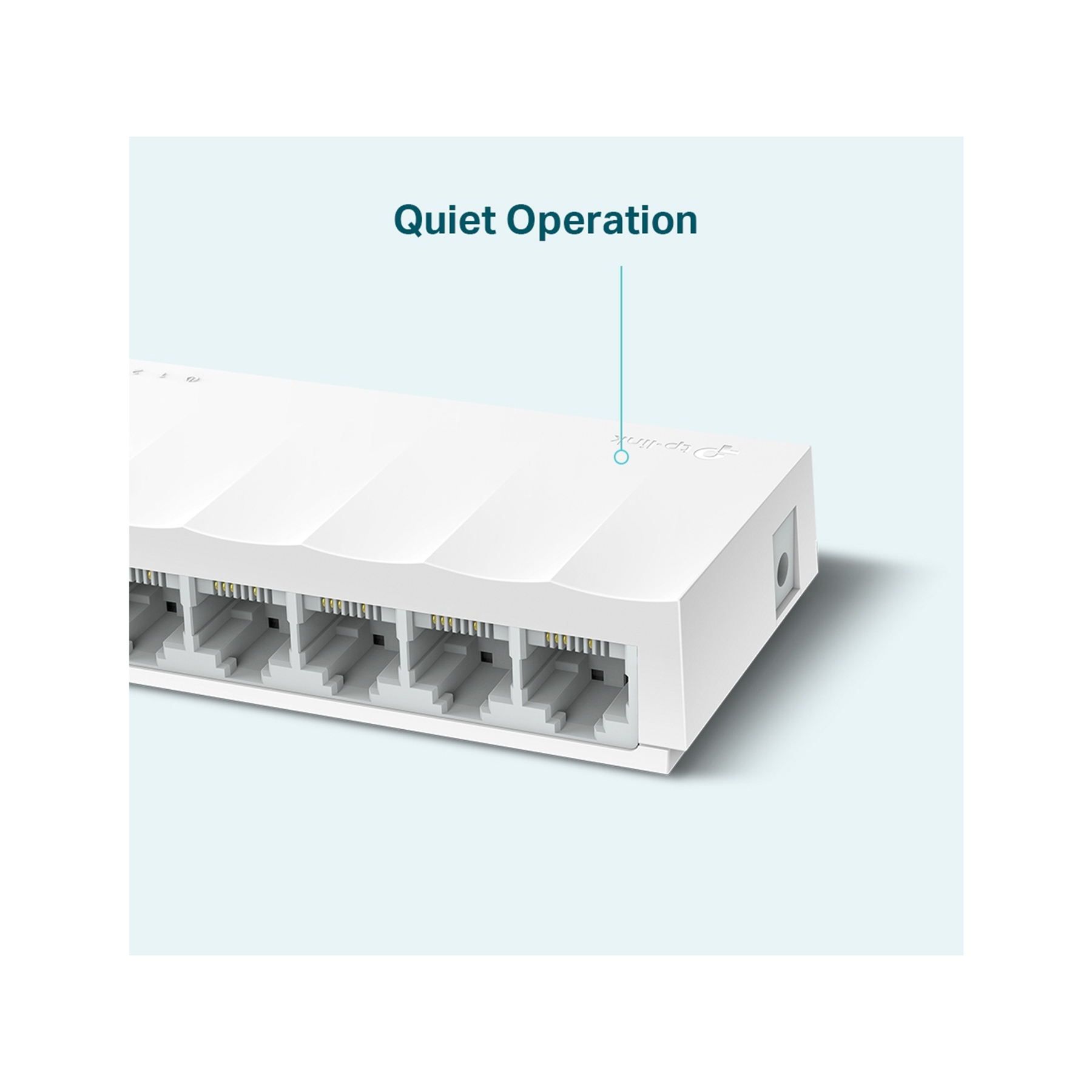 Biały przełącznik sieciowy z wieloma portami, oznaczony 'Quiet Operation'. Tło jest jasnoniebieskie.