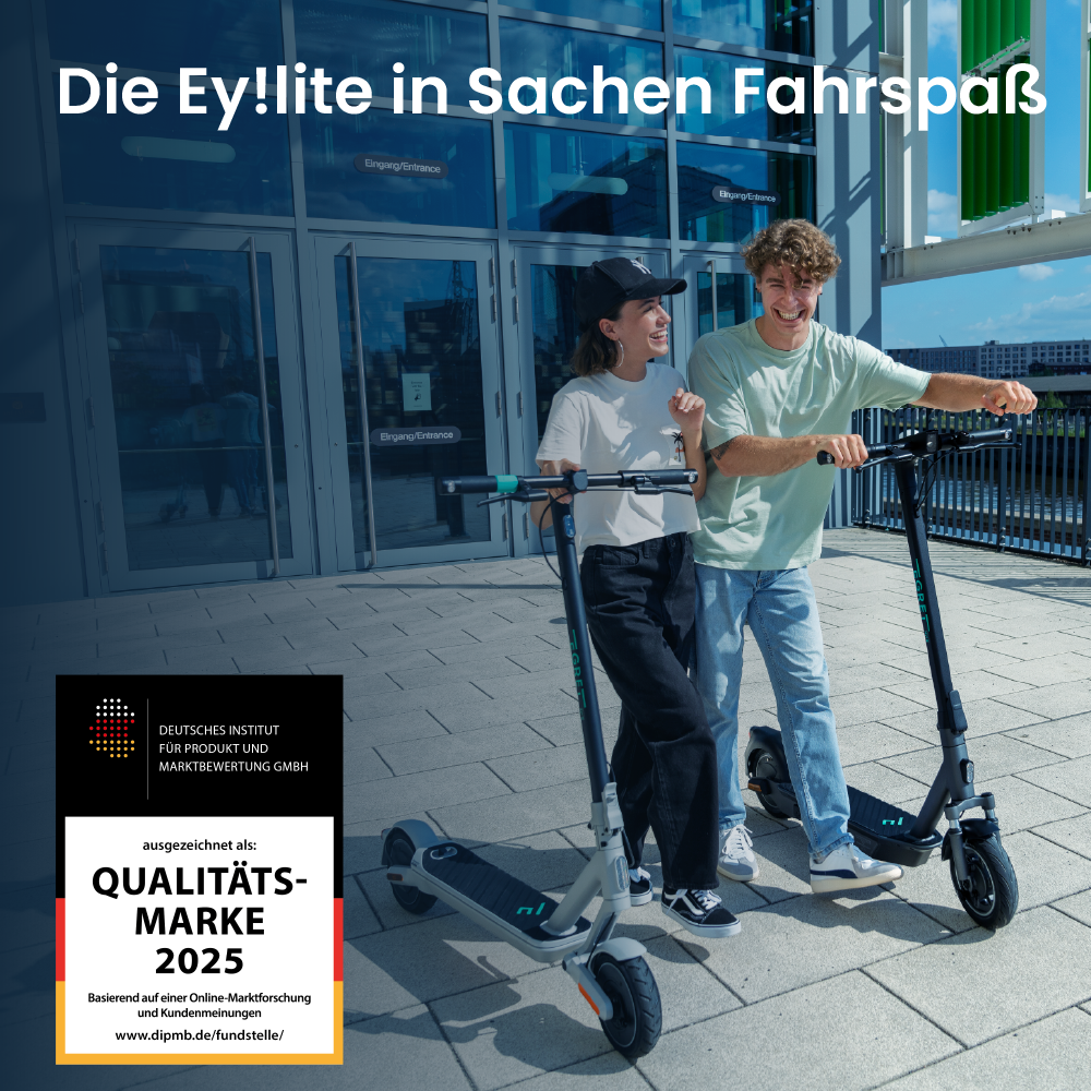 Zwei Personen mit Rollern stehen vor einem Gebäude. Text: 'Die Ey!lite in Sachen Fahrspaß'. Qualitätsmarke 2025 ist ebenfalls vorhanden.