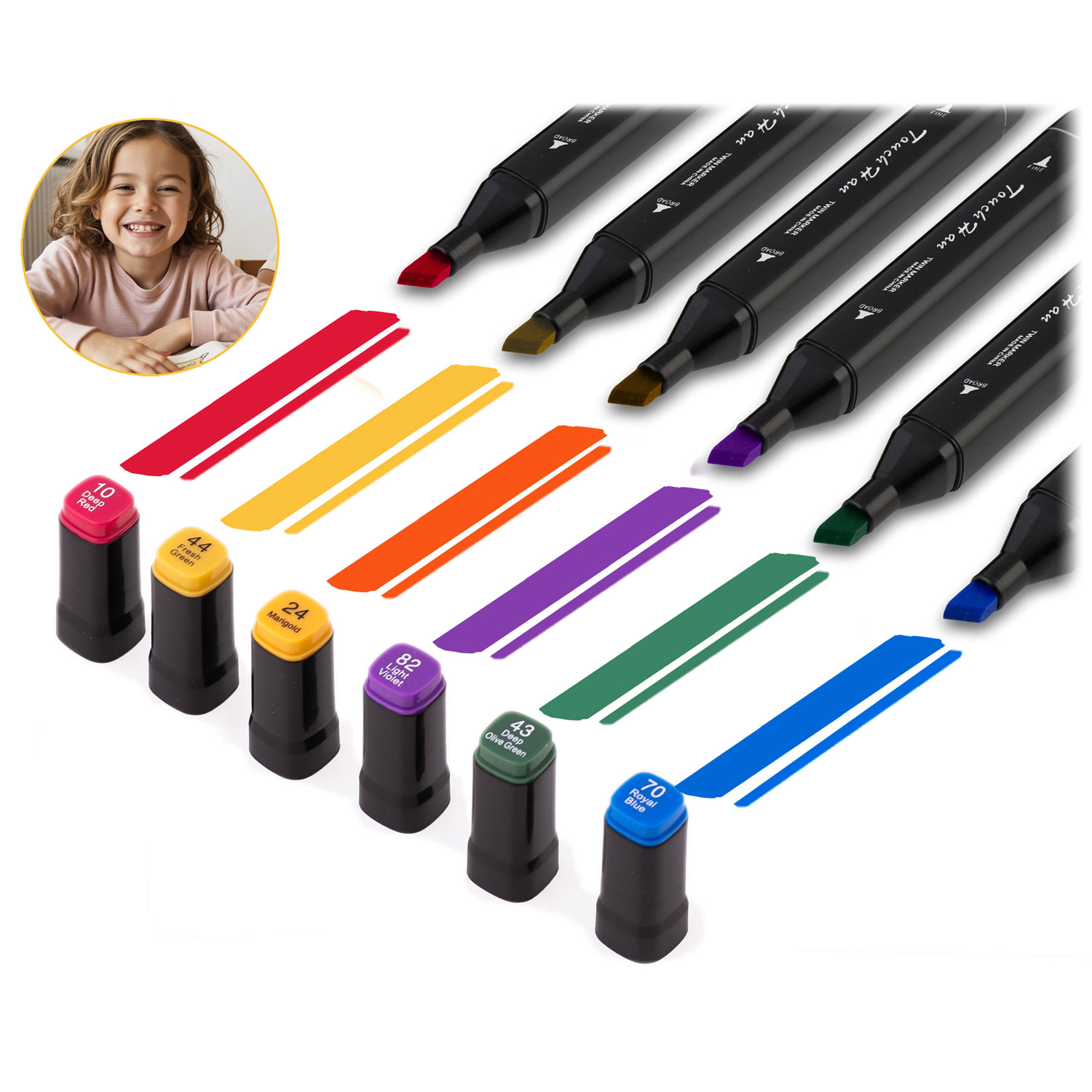 Uśmiechnięte dziecko z markerami w różnych kolorach. Markery są czarne z kolorowymi końcówkami. Wyświetlane są kolorowe pociągnięcia, z nazwami kolorów.