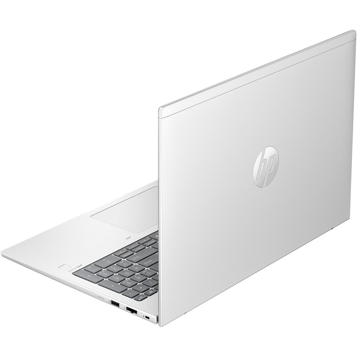 Srebrny laptop HP jest lekko otwarty. Z tyłu znajduje się logo HP. Klawiatura jest widoczna z panelem dotykowym. Laptop jest na białej powierzchni.