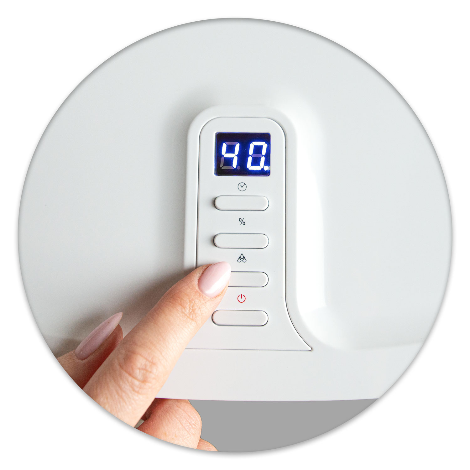 Ręka naciska przycisk na białym panelu sterowania. Wyświetlacz pokazuje '40'. Przyciski obejmują symbole czasu, procentu i zasilania.
