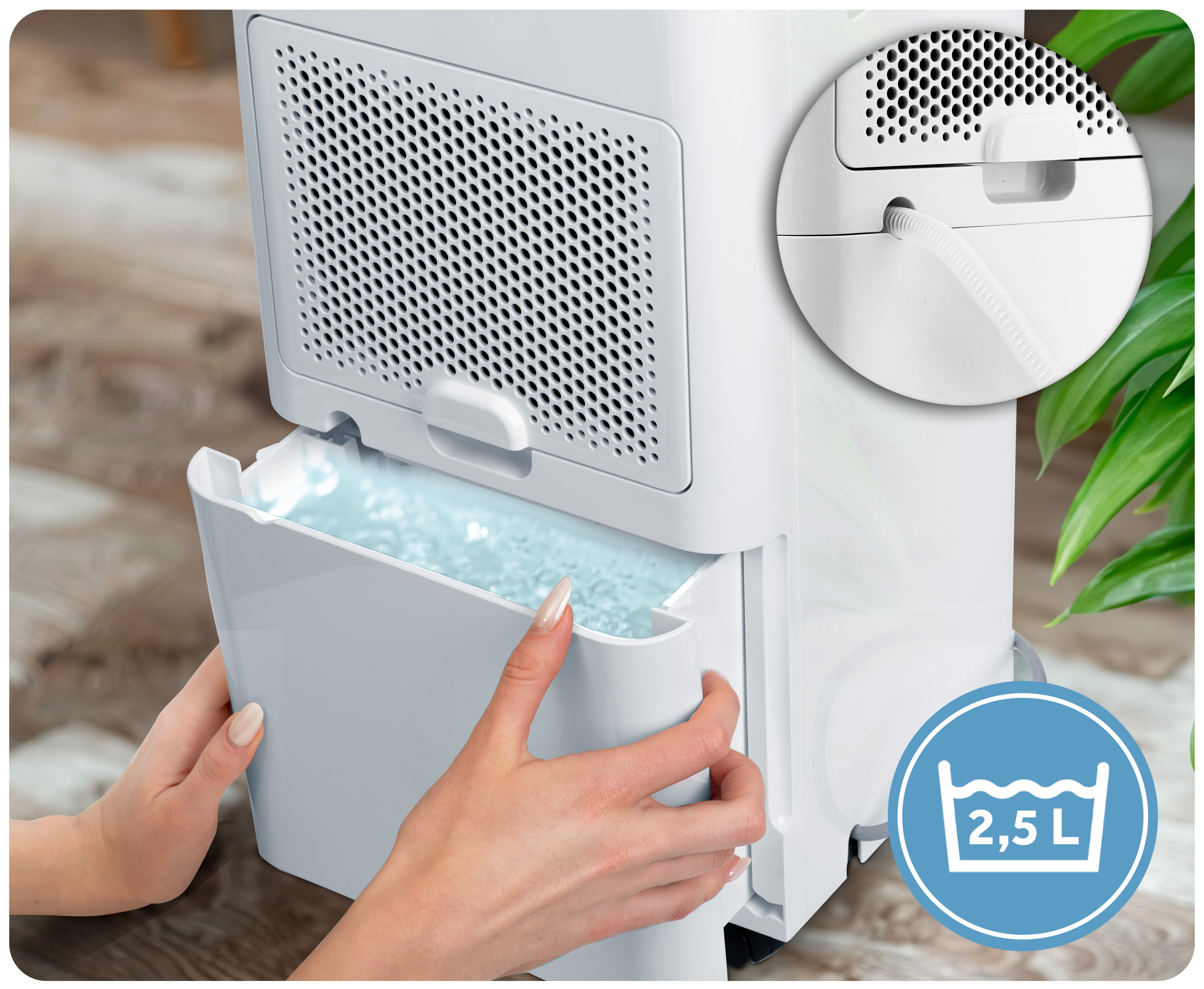 Osoba wyjmuje zbiornik na wodę z białego osuszacza powietrza. Widoczna jest etykieta pojemności 2,5L.