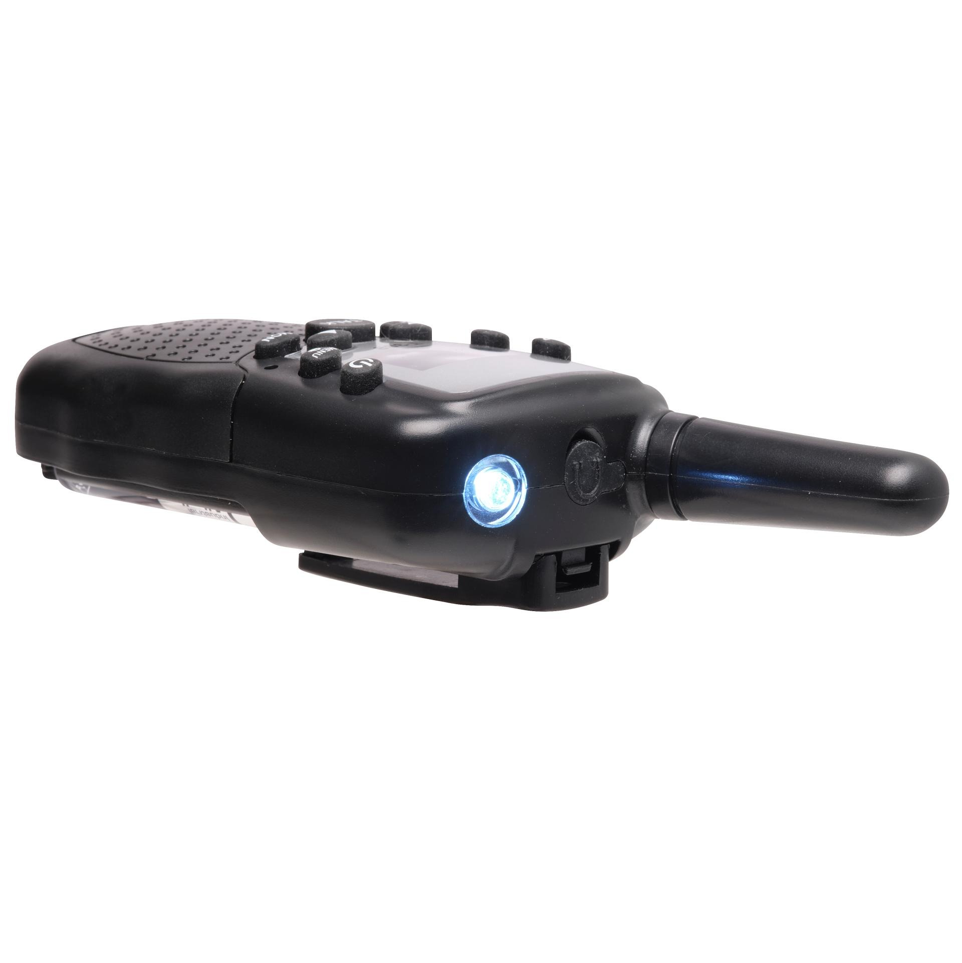 Czarny krótkofalówka z anteną, przyciskami i świecącym niebieskim światłem. Jest na białym tle.