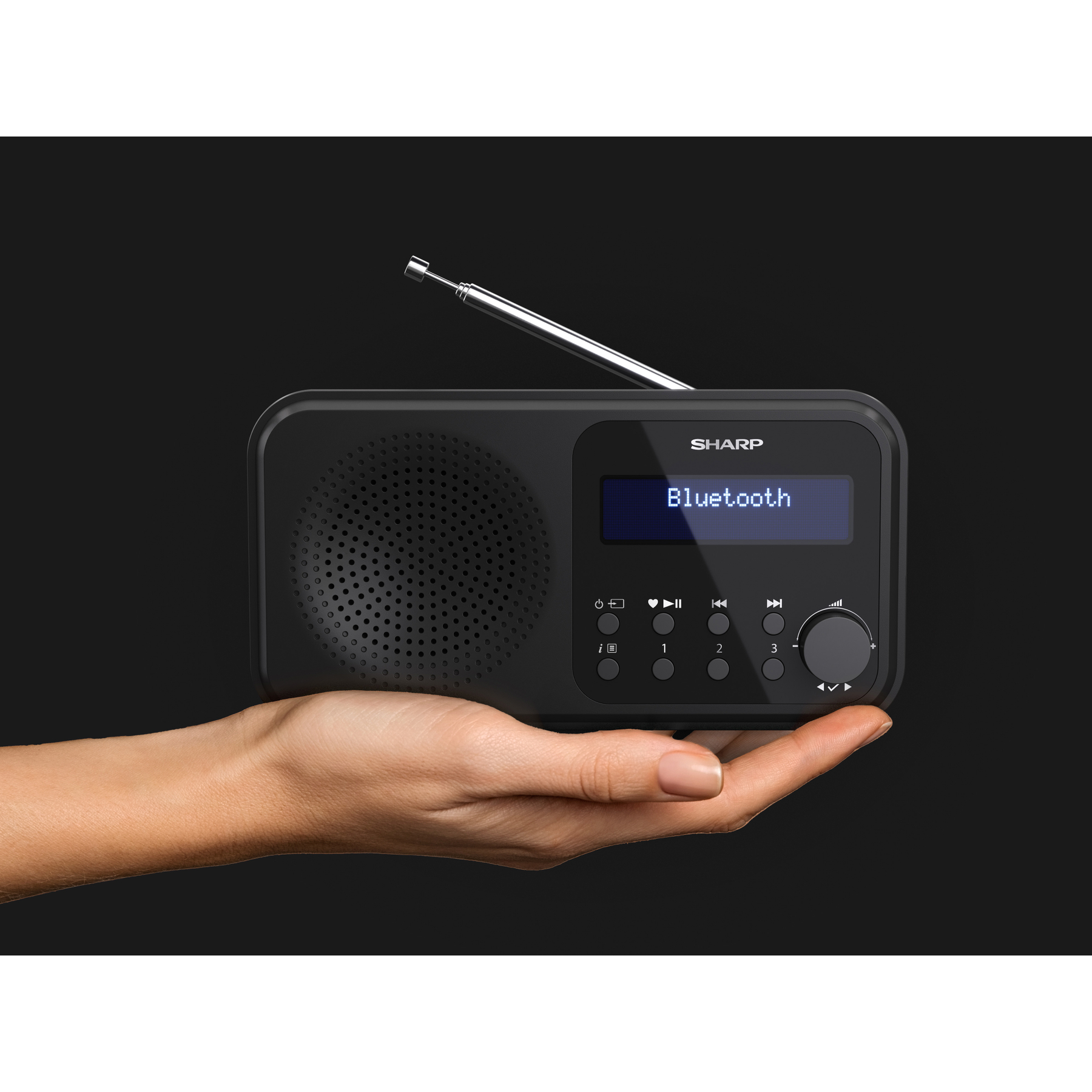 Czarny radioodtwarzacz Sharp trzymany w dłoni. Wyświetla Bluetooth na ekranie. Tło jest czarne.