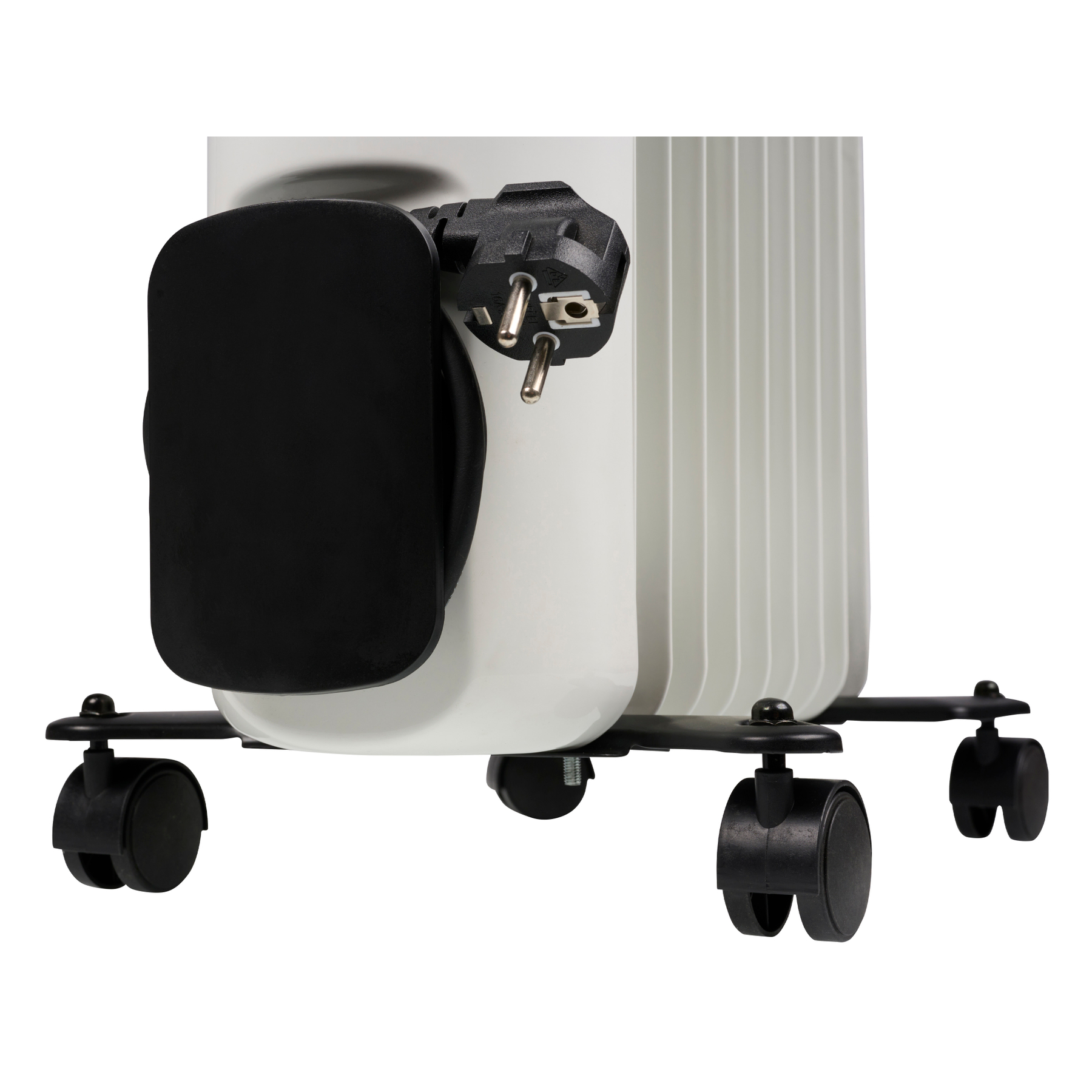 Termosifone a olio bianco con spina nera, ruote nere e pannello laterale nero. Il termosifone è su sfondo bianco.