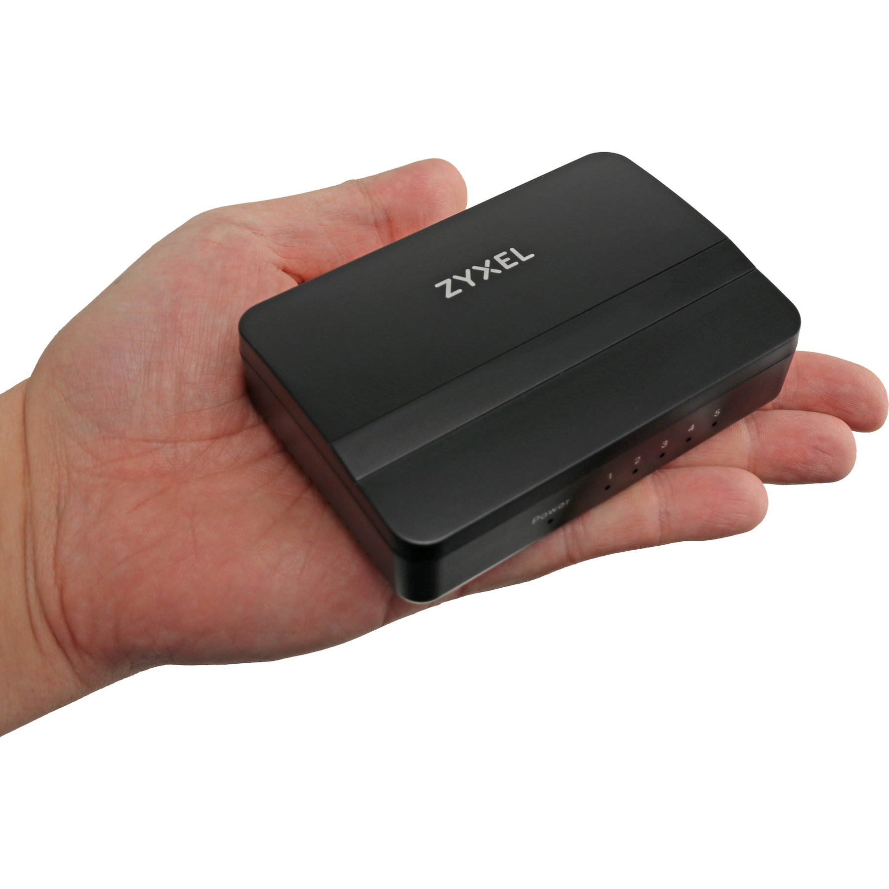 Czarne urządzenie sieciowe Zyxel trzymane w dłoni. Urządzenie ma przycisk zasilania i kilka ponumerowanych portów.