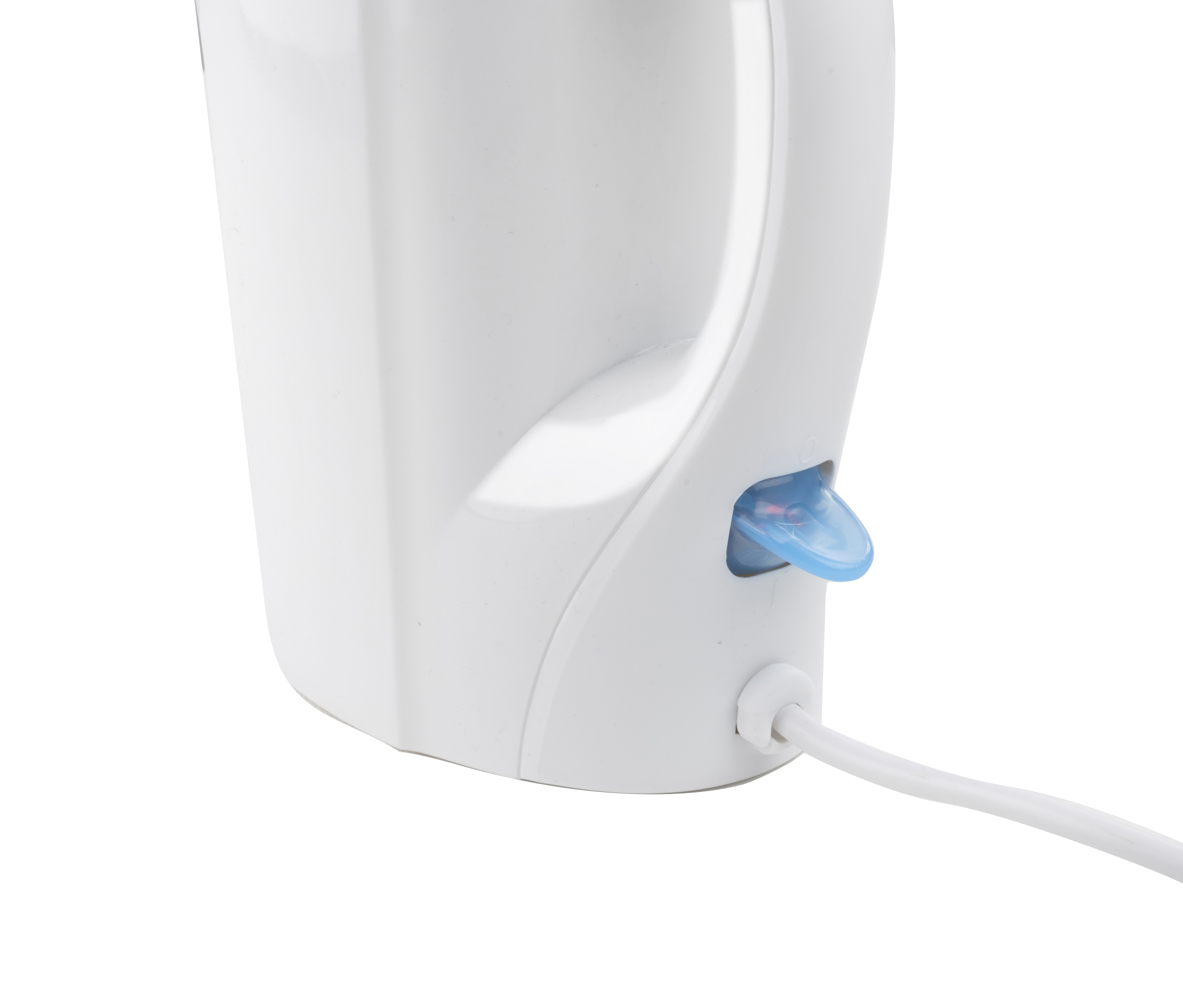 Dettaglio di un elettrodomestico bianco con interruttore blu e cavo di alimentazione bianco su sfondo bianco.