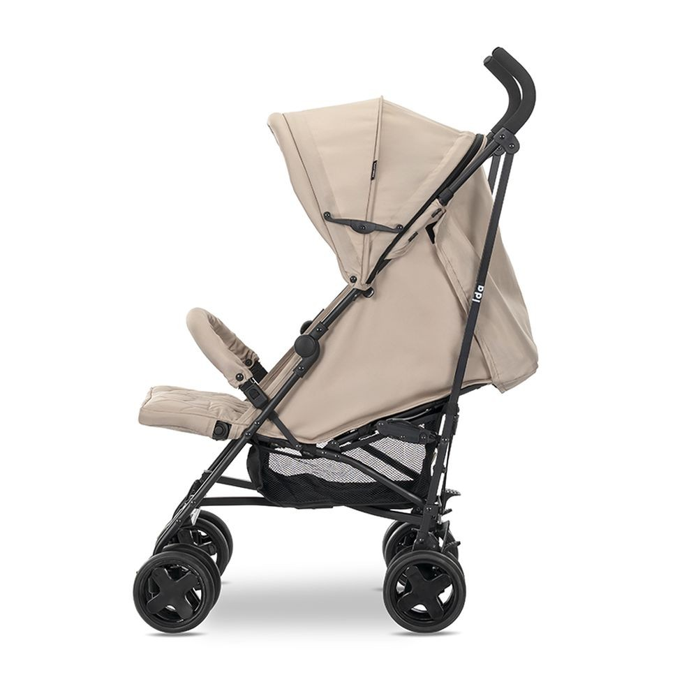 Ein beiger Kinderwagen ist von der Seite zu sehen. Er hat ein Sonnensegel, einen Sitz und vier Räder. Der Rahmen ist schwarz. Der Hintergrund ist weiß.