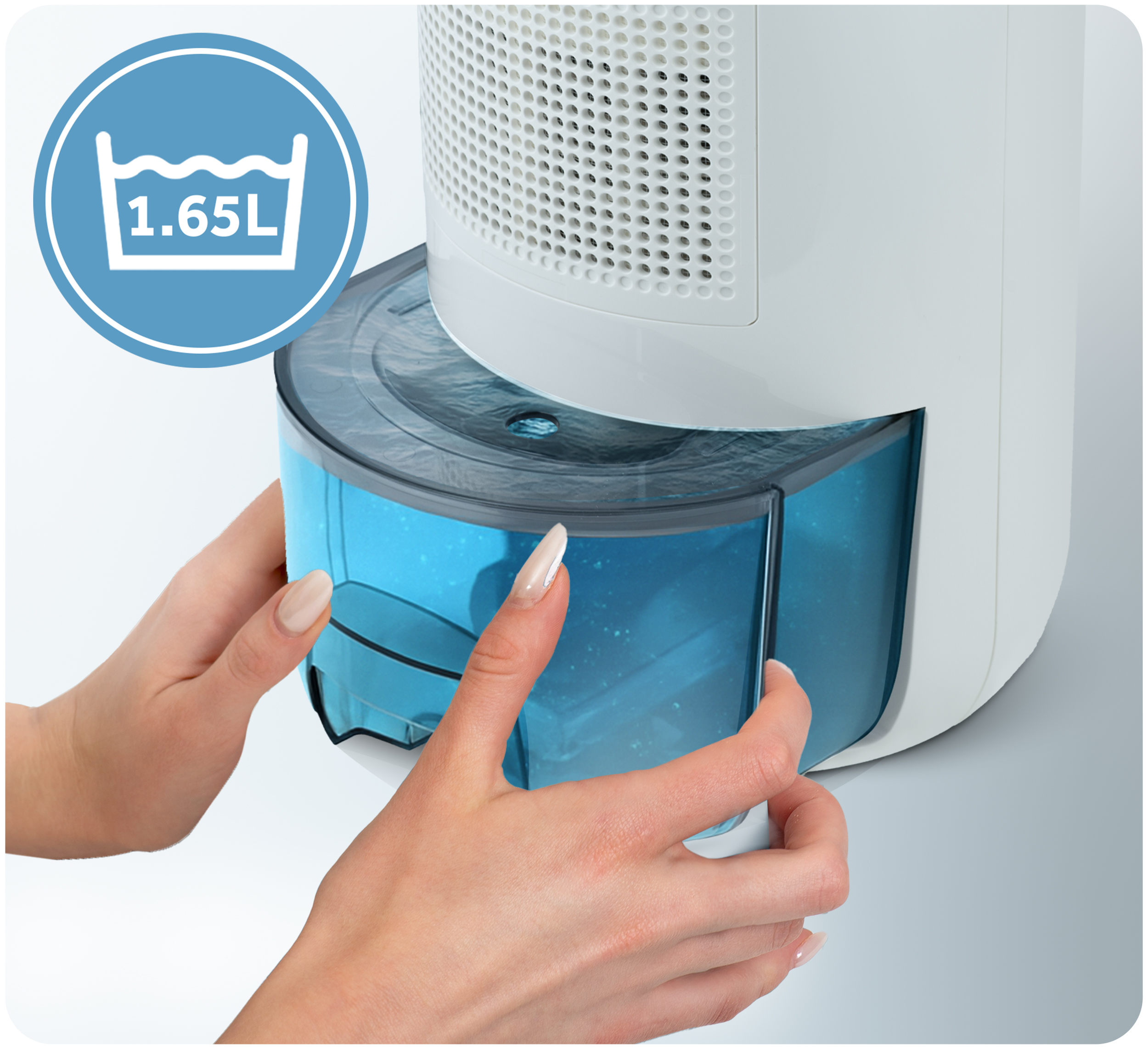 Ręce osoby wyjmują niebieski zbiornik na wodę z białego osuszacza powietrza. Symbol 1,65 l jest w tle.