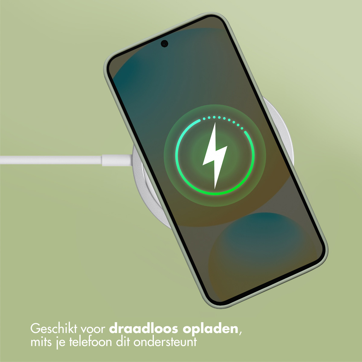 Telefoon draadloos opladen. Een groen oplaadsymbool verschijnt op het scherm. Een witte kabel verbindt de telefoon met een oplaadstation.